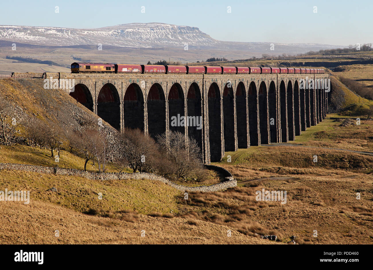 66187 heads over Ribblehead viaduct on 19.2.13 Stock Photo