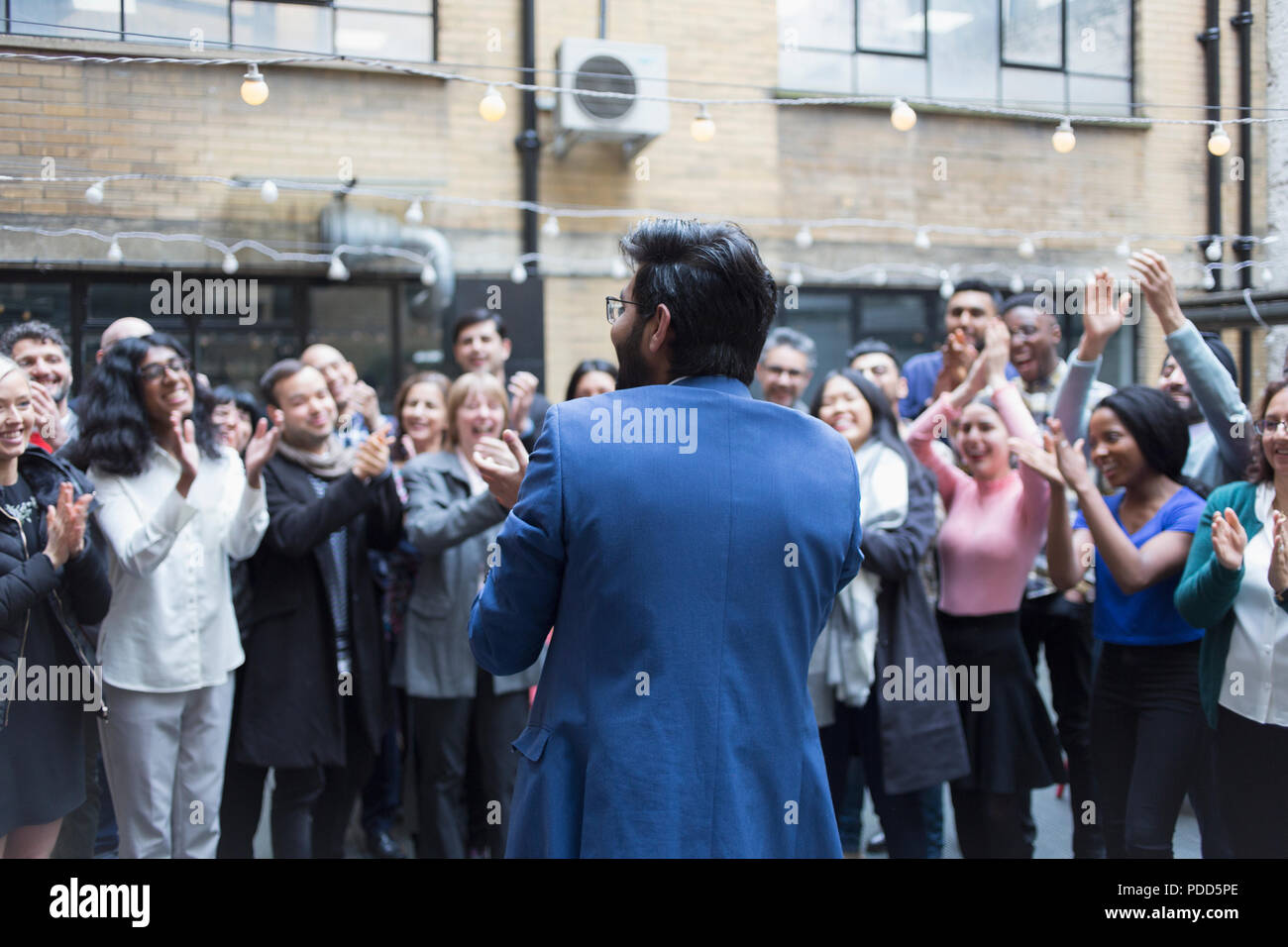 People cheering hi-res stock photography and images - Alamy