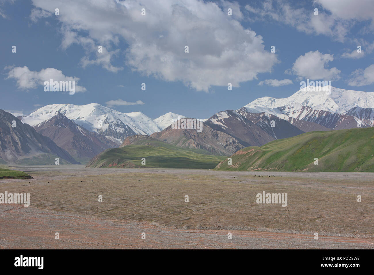 The High Pamirs rise over the start of the Pamir Highway, Kyrgyzstan Stock Photo