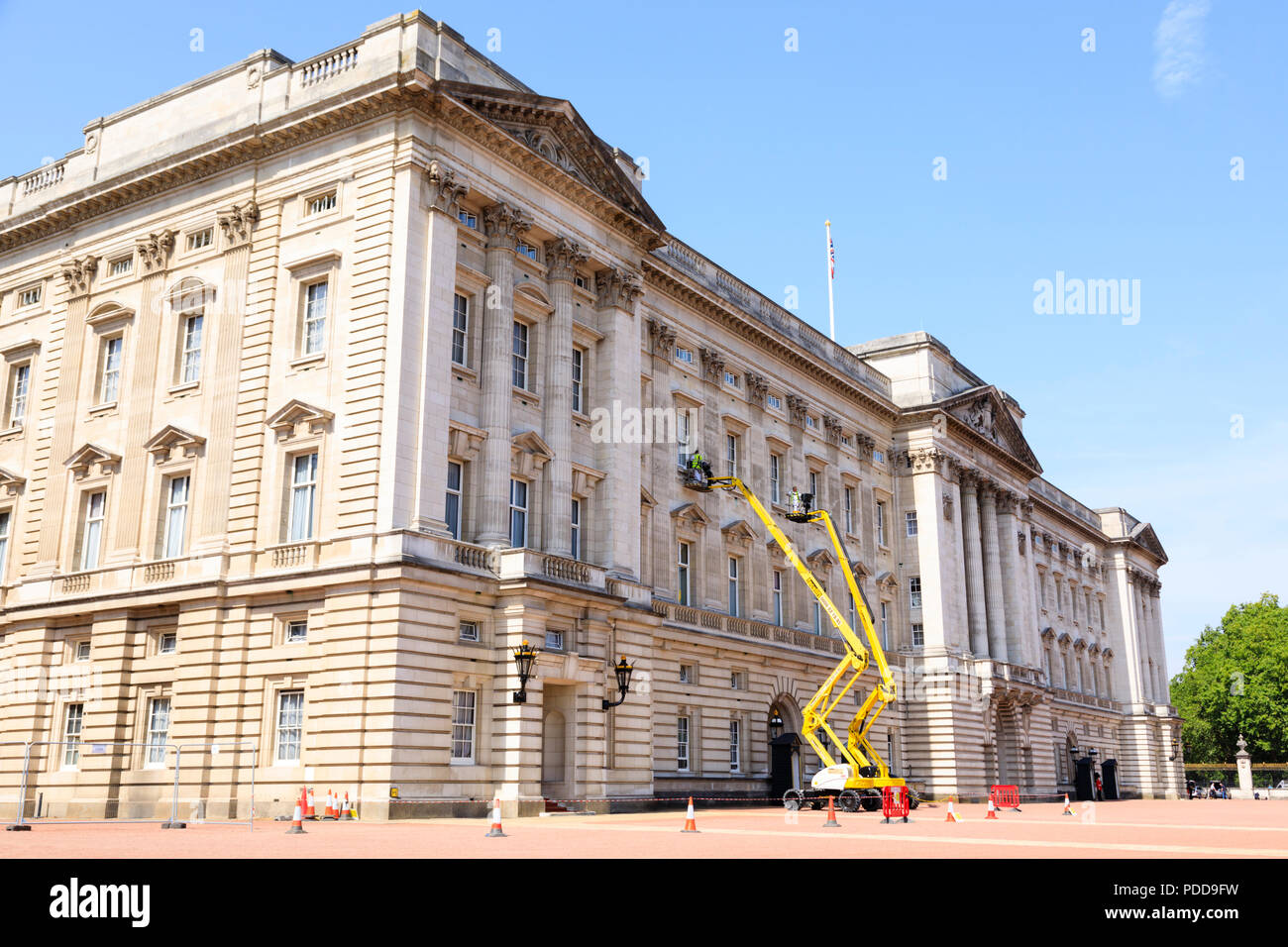 Royal residence of queen elizabeth hires stock photography and images Alamy
