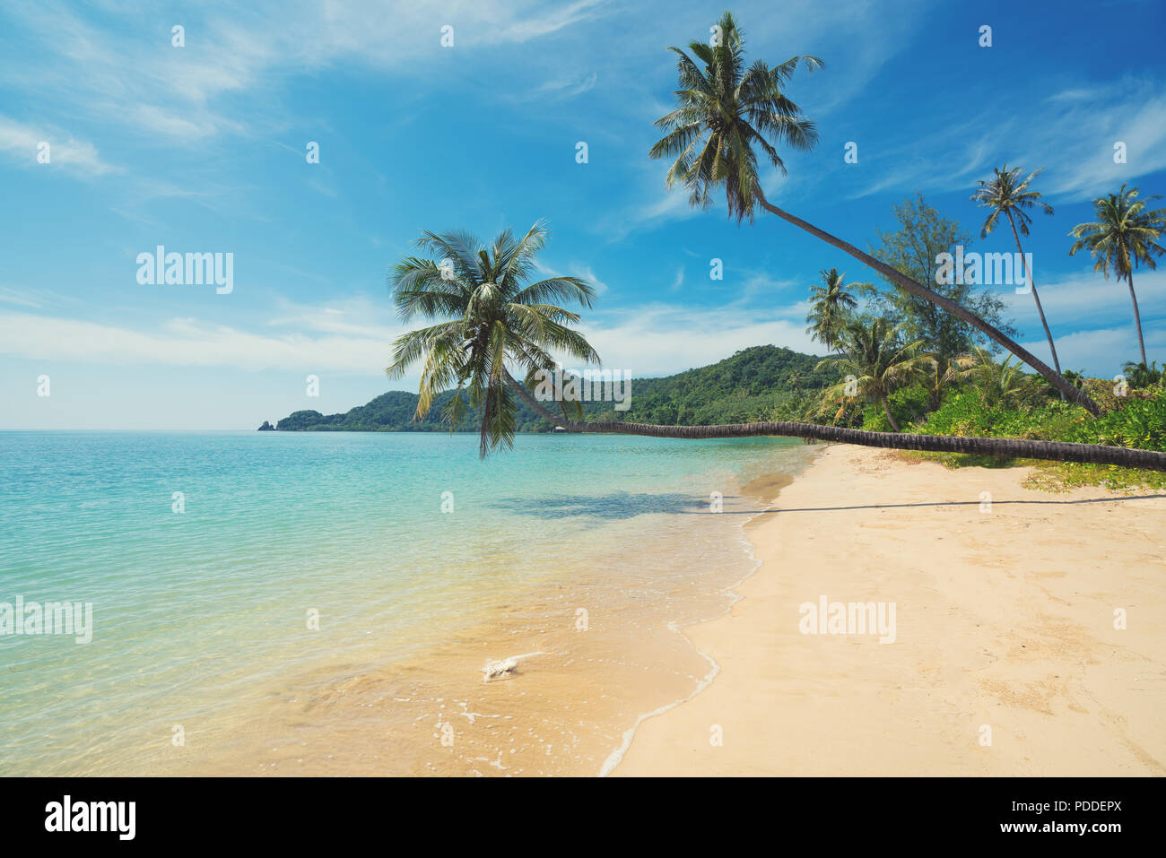 Summer beach bag on sandy beach Stock Photo by ©fotohunter 46703095