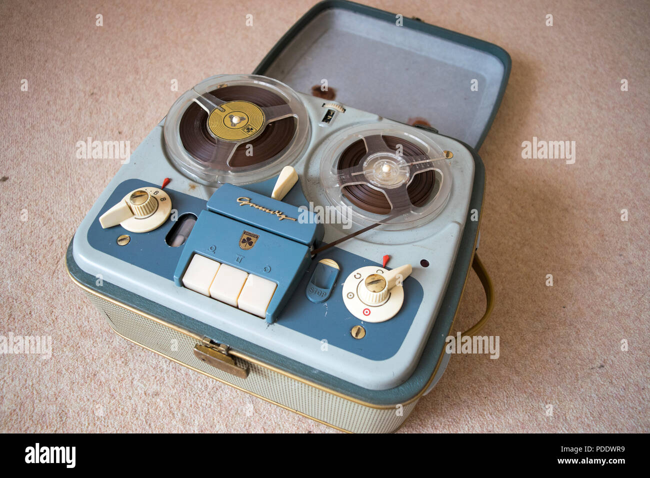 Ferrograph Series 7 reel-to-reel tape recorder. Built late 1960s-early  1970s. Shown with recording heads and control panel covers open Stock Photo  - Alamy