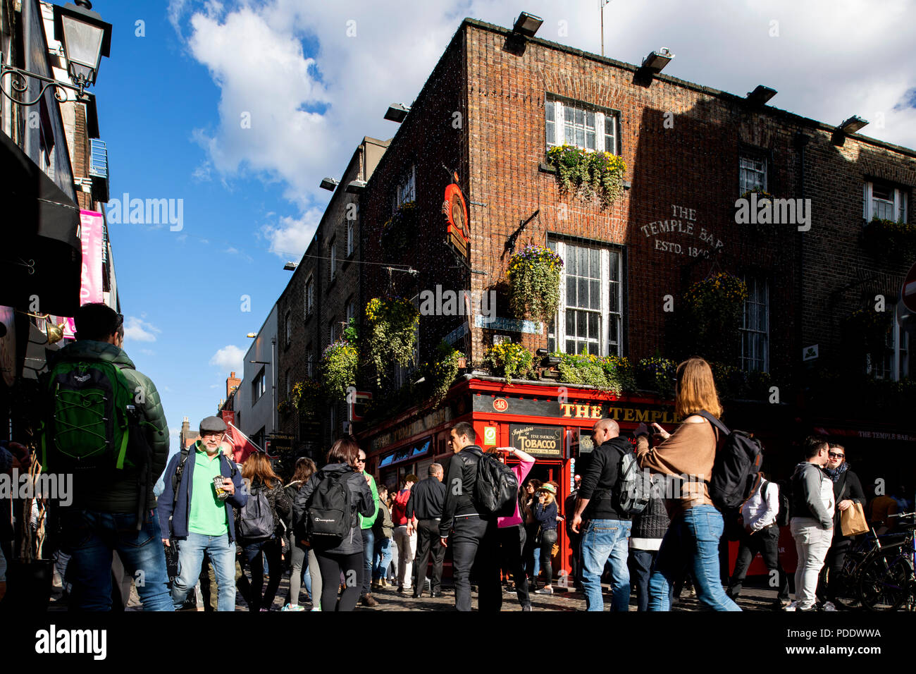 Crowds of tourists in the Temple Bar area of Dublin Stock Photo