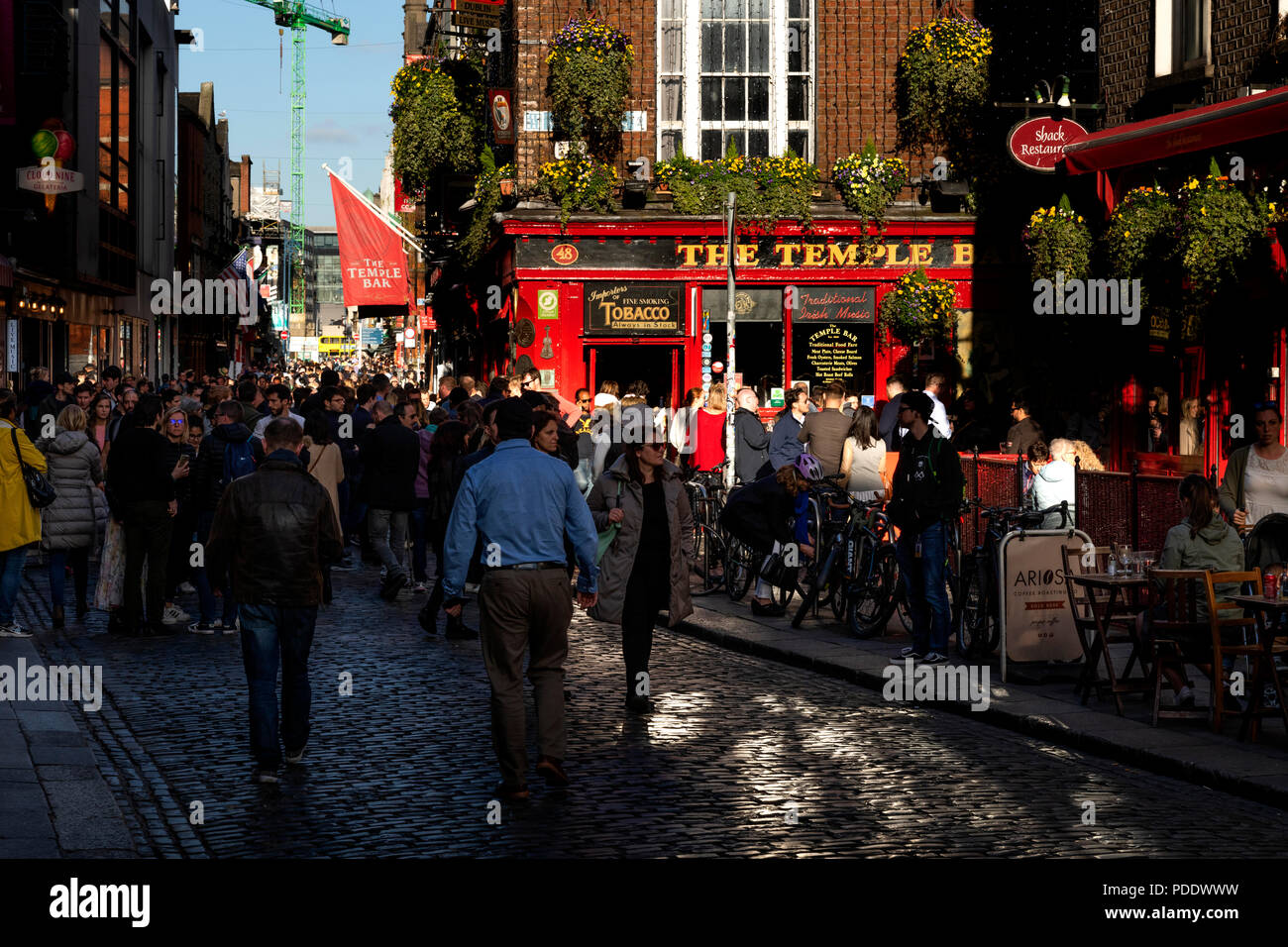Crowds of tourists in the Temple Bar area of Dublin Stock Photo