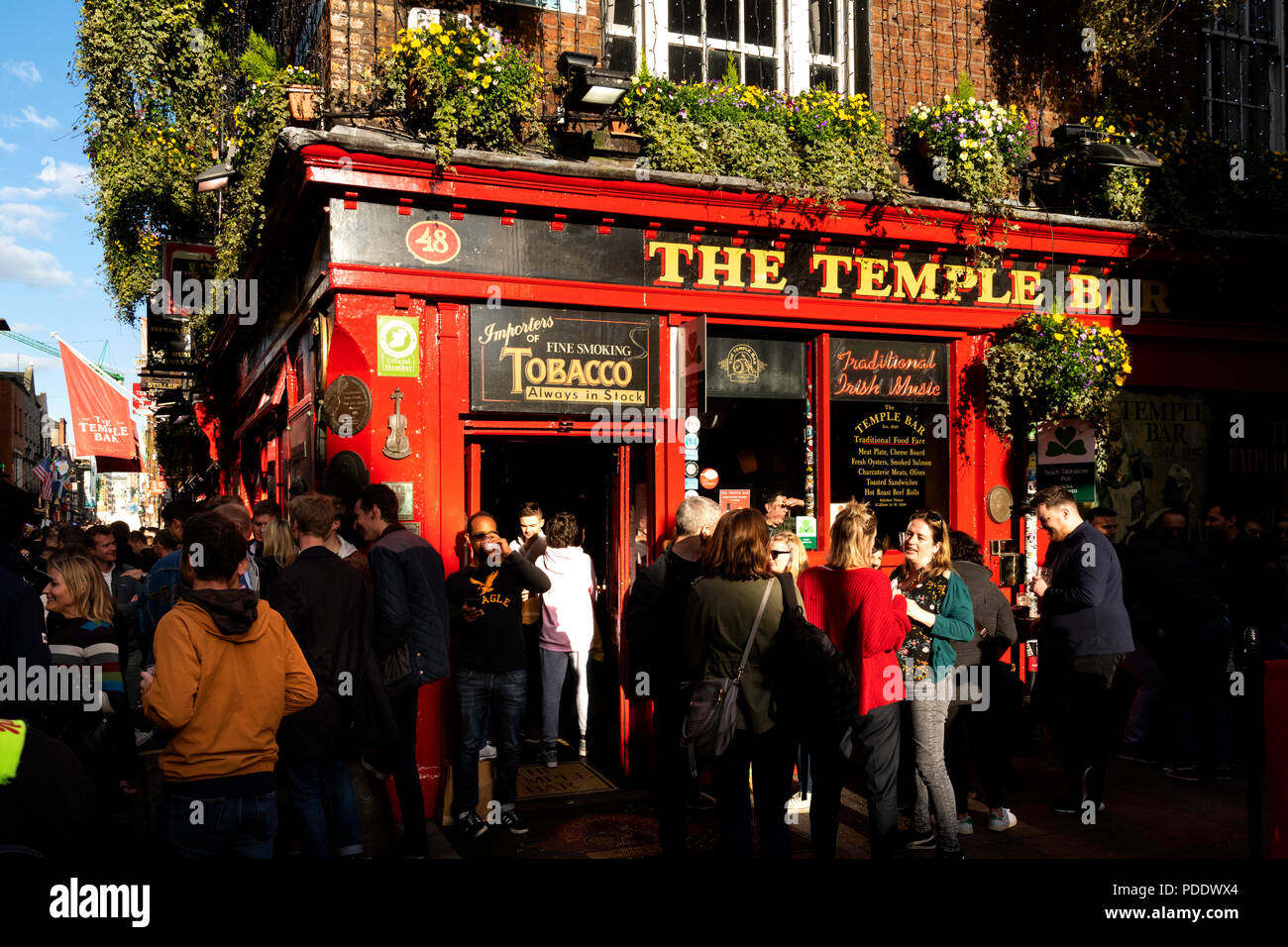Crowds of tourists in the Temple Bar area of Dublin Stock Photo