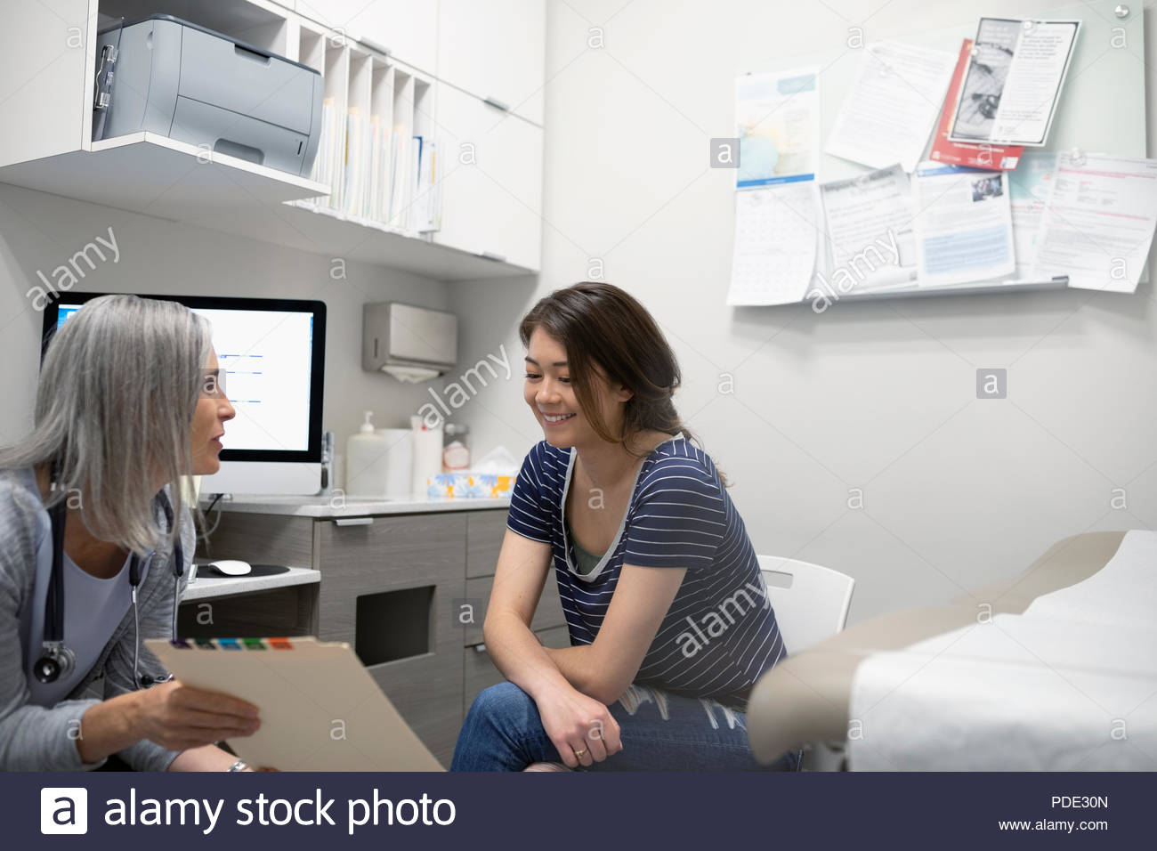 Woman doctor medical exam hi-res stock photography and images - Alamy