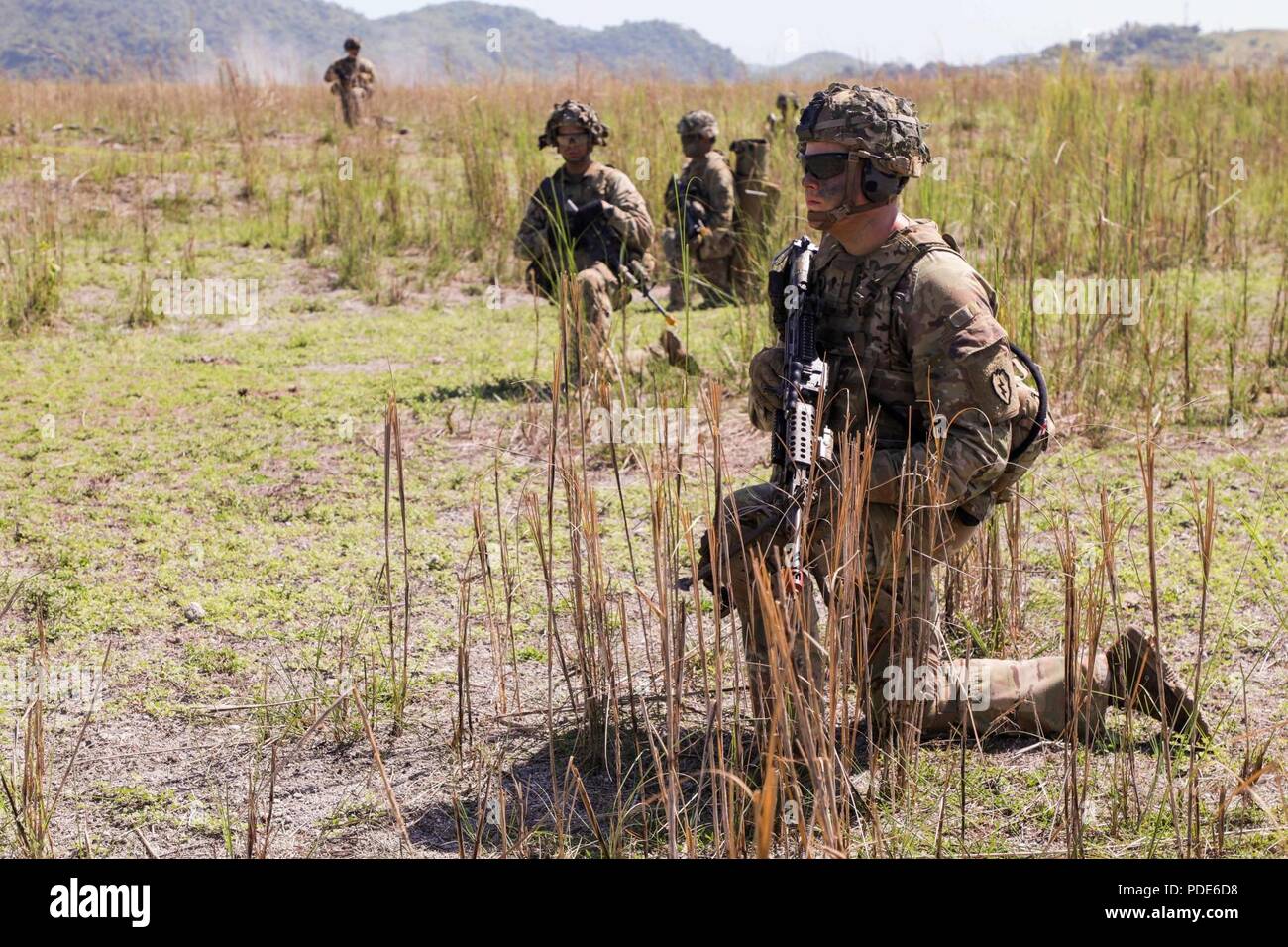 Two philippine army soldiers hi-res stock photography and images - Alamy