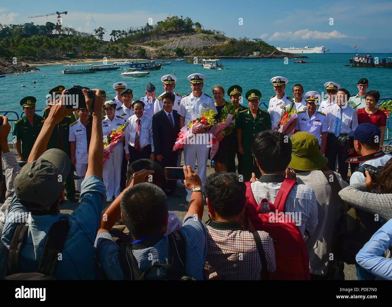 NHA TRANG, Vietnam (May 17, 2018) Soldiers, Sailors, Marines and Airmen currently assigned to Military Sealift Command hospital ship USNS Mercy (T-AH-19) participating in Pacific Partnership 2018 (PP18) pose for a group Stock Photo