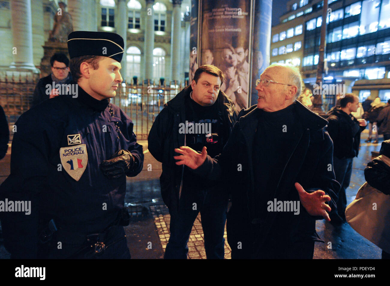 January 8, 2015 - Paris, France: French police prevent the right-wing Riposte Laique ('Secular Retaliation') group, known for its fiery anti-Islam rhetoric, from holding a rally in protest at the Charlie Hebdo killings. The rally was forbidden on the ground of being a risk to public order. Riposte Laique had called for mass anti-Islam protests in Paris, similar to the Pegida movement in Germany, a few days before the deadly shooting on Charlie Hebdo. Des militants de Riposte Laique se rassemblent place de la Bourse lors d'une manifestation interdite, au lendemain de l'attentat contre Charlie H - Stock Image