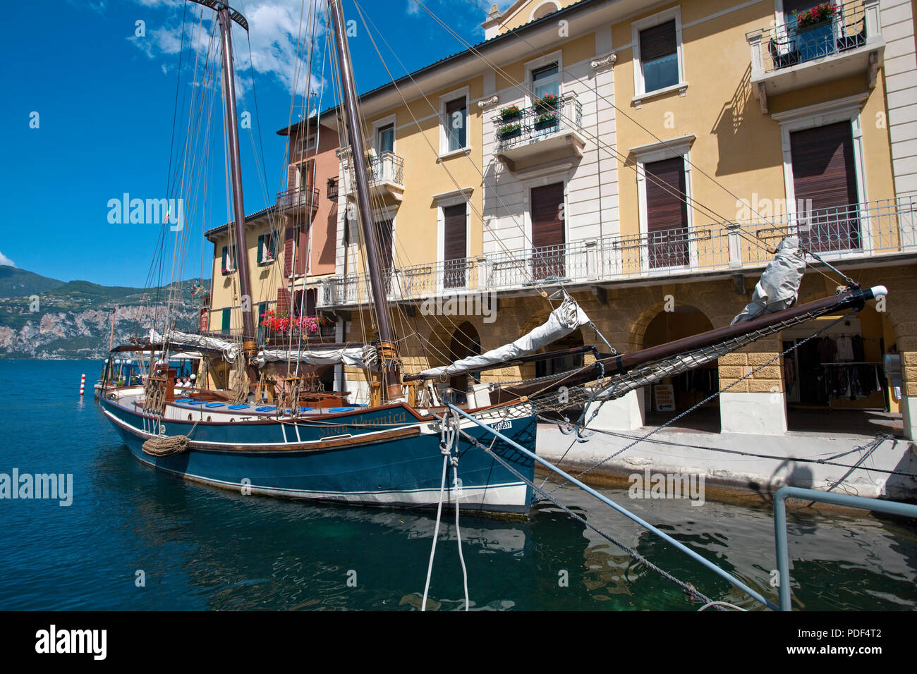 Alter Zweimaster im Hafen von Malcesine, Gardasee,  Provinz Verona, Lombardei, Italien | Old brigantine at harbour of Malcesine, province Verona, Lake Stock Photo