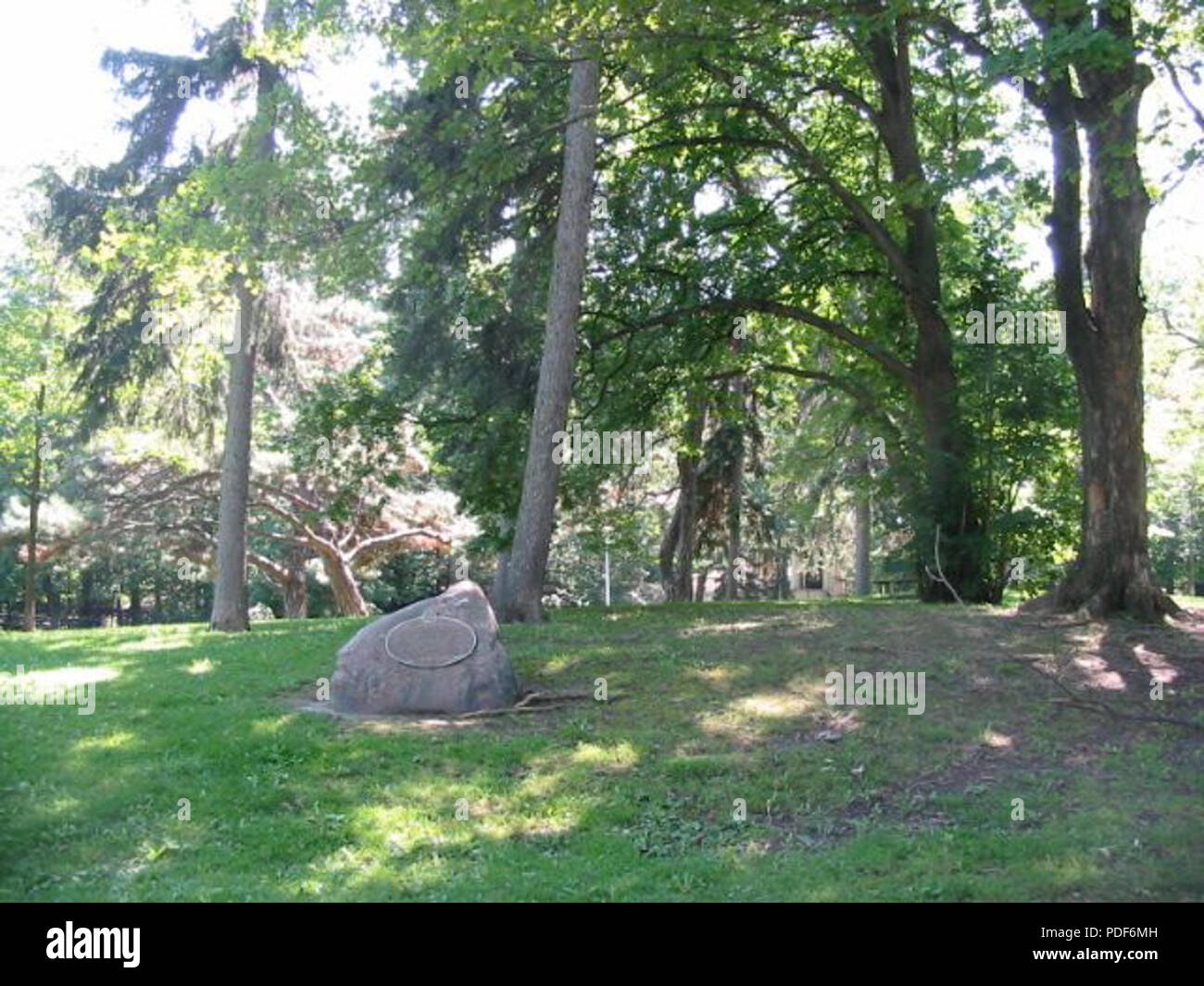 View modern green park hi-res stock photography and images - Alamy