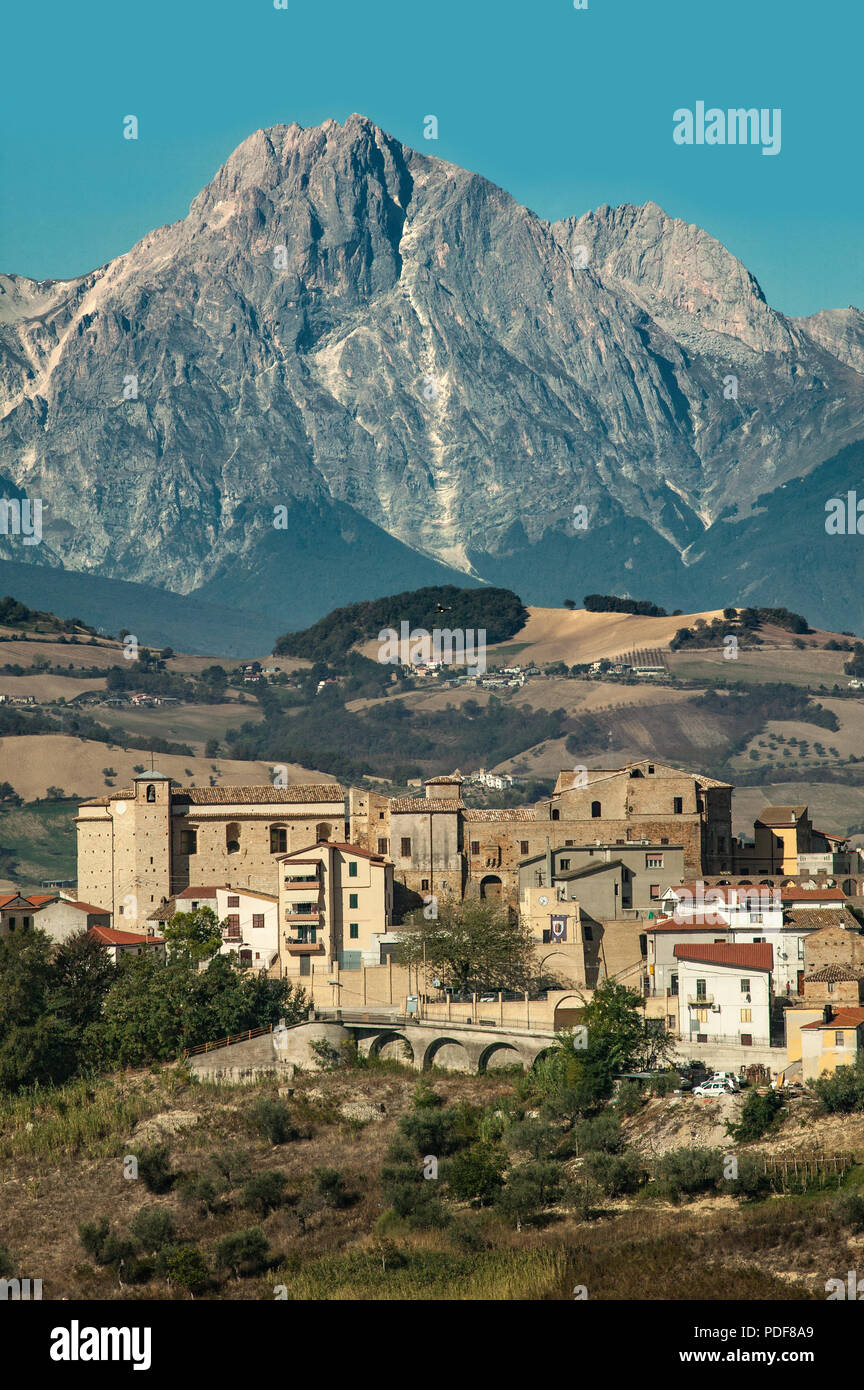 Elice village with Gran Sasso summital, Abruzzo Stock Photo