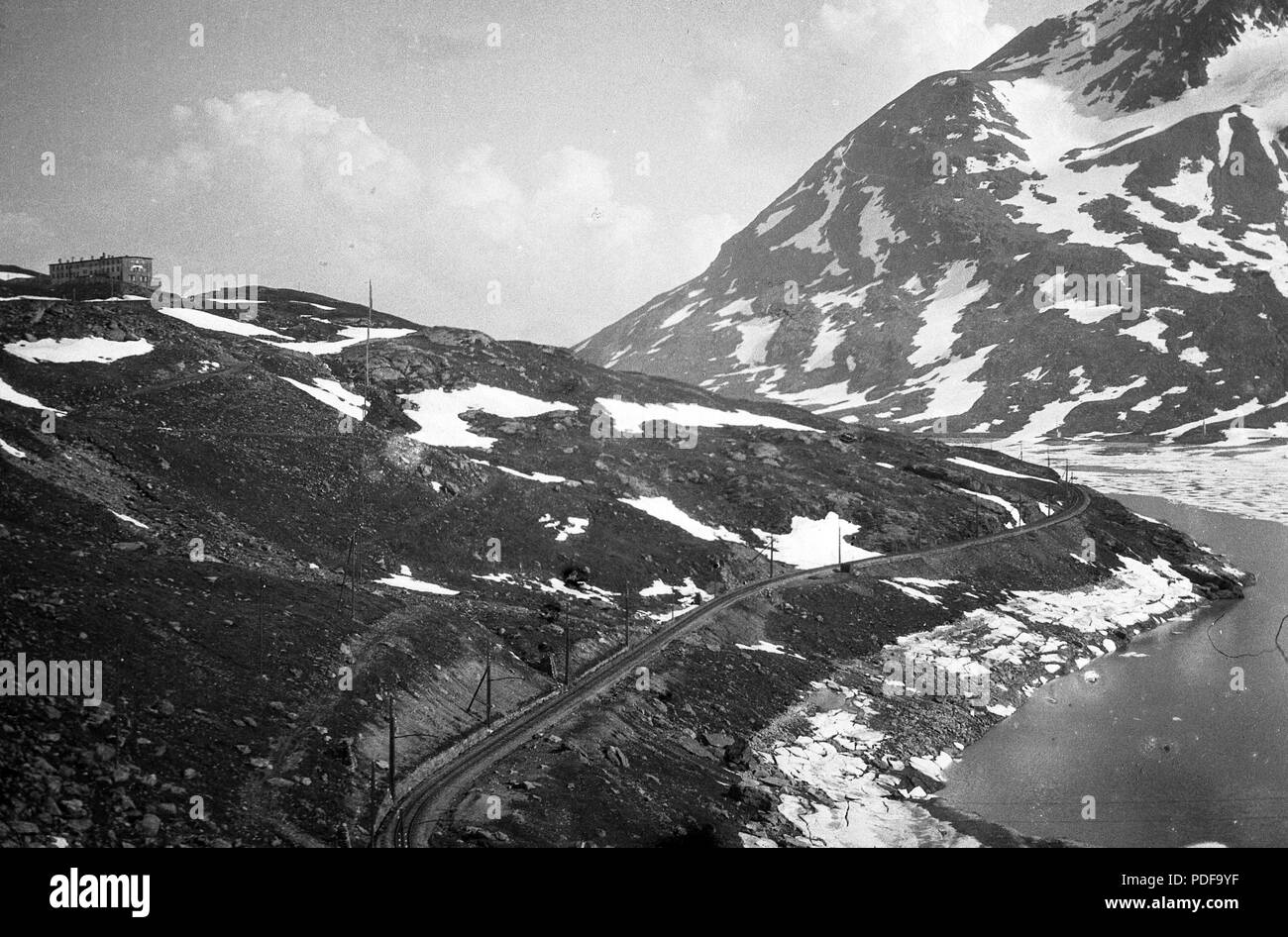 78 Bernina-hágó a hasonló nevű magashegyi vendégfogadóval és vasúttal. Jobbra a Lago Bianco mesterséges tó. Fortepan 52880 Stock Photo