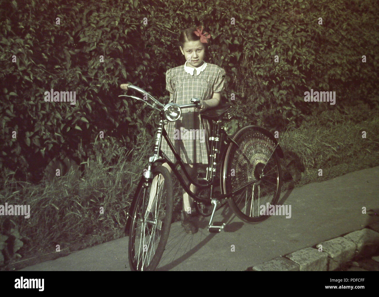 1900年頃　モノクロ写真 フランス　子供たちと自転車 Child and bicycle and 1900's hi-res stock photography and