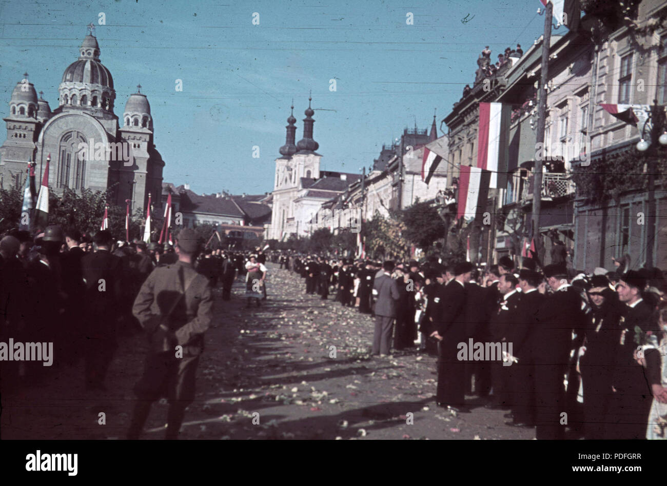 136 Fő tér (Piata Trandafirilor), balra az Ortodox Székesegyház, jobbra a Keresztelő Szent János-templom a magyar csapatok bevonulása idején. A felvétel 1940. szeptember 10-én készült. Fortepan 92497 Stock Photo