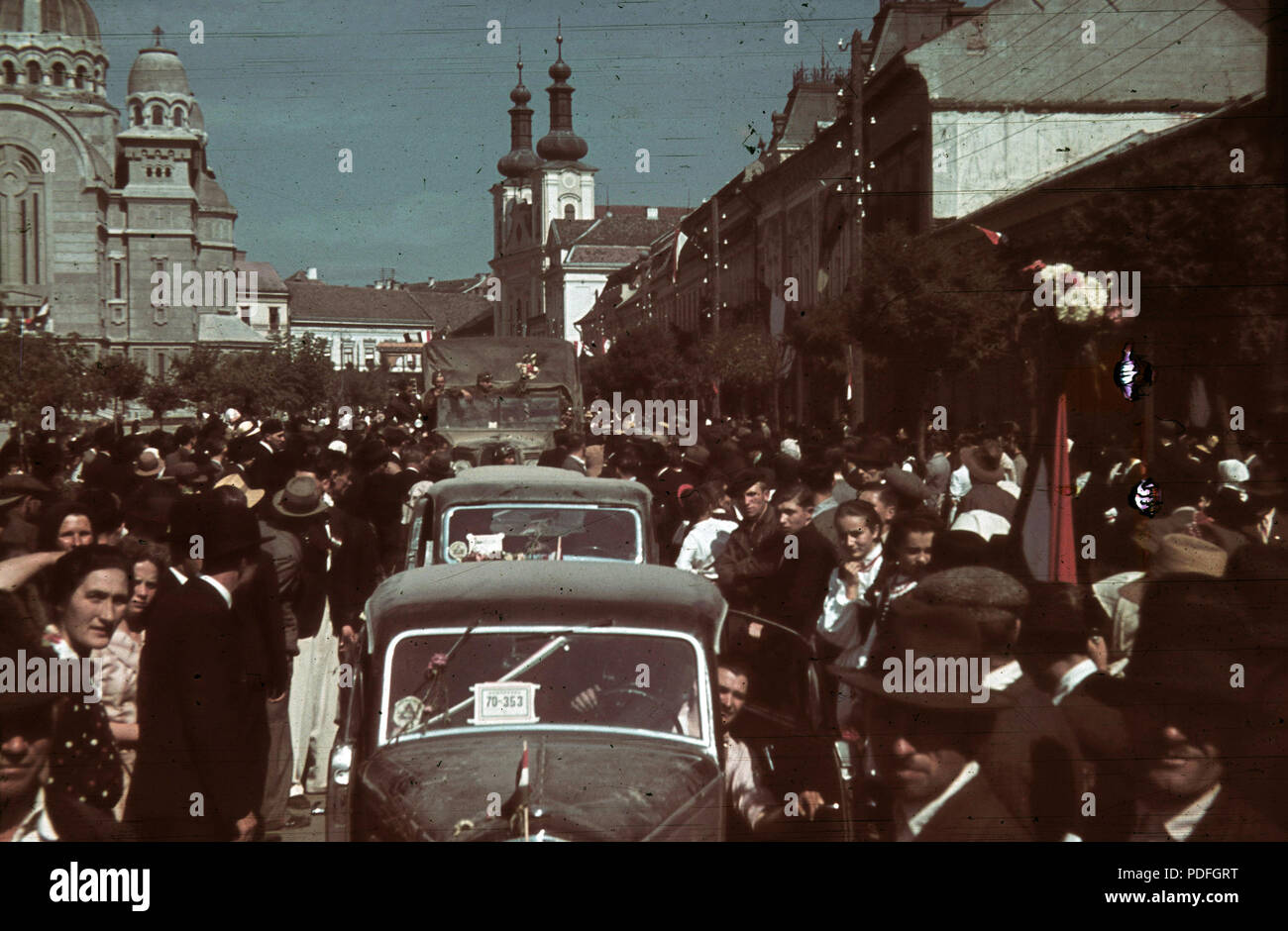 136 Fő tér (Piata Trandafirilor), balra az Ortodox Székesegyház, jobbra a Keresztelő Szent János-templom a magyar csapatok bevonulása idején. A felvétel 1940. szeptember 10-én készült. Fortepan 92513 Stock Photo