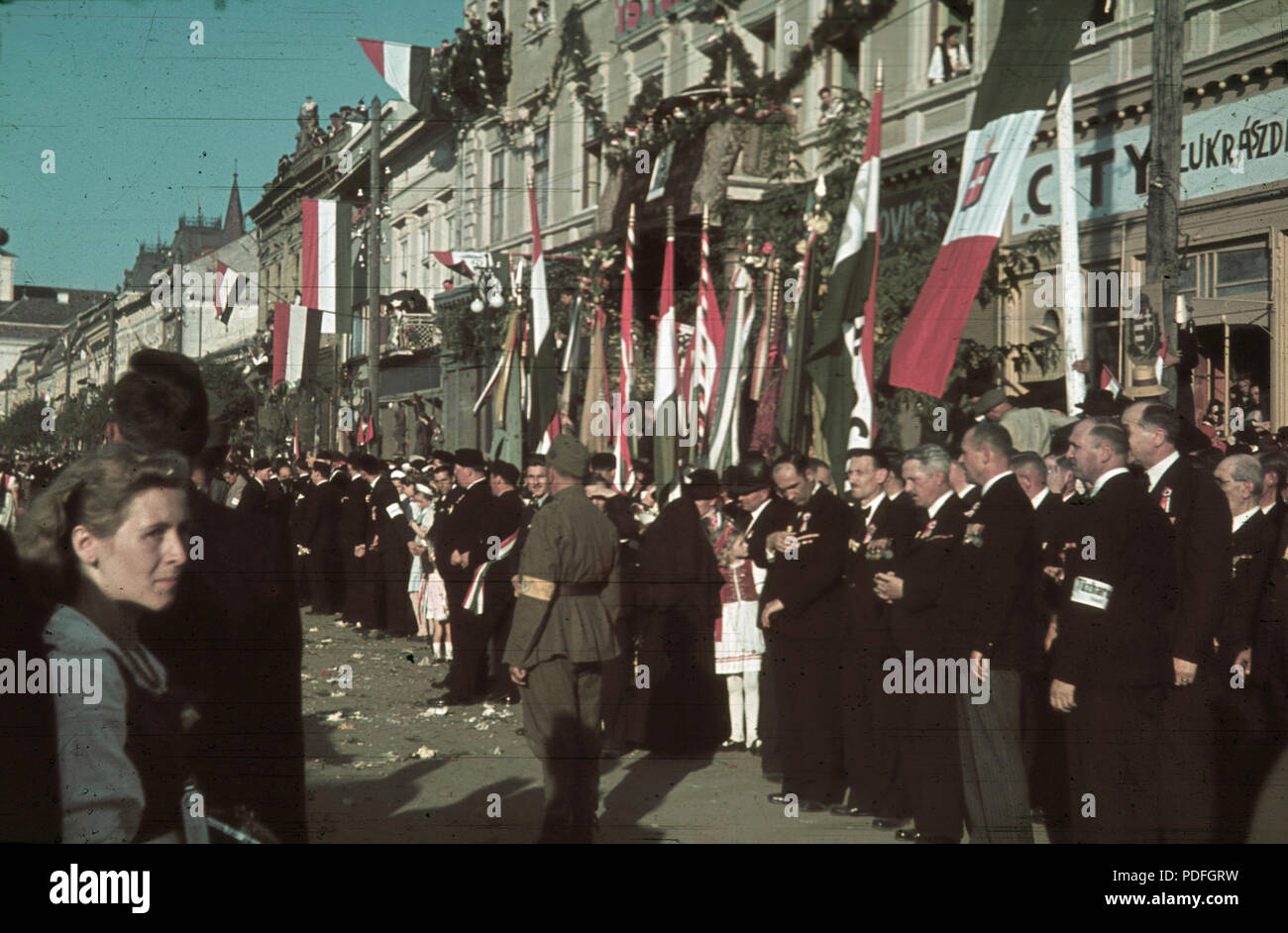 136 Fő tér (Piata Trandafirilor), ünneplők a Bolyai utca sarkánál álló ház előtt a magyar csapatok bevonulása idején. A felvétel 1940. szeptember 10-én készült. Fortepan 92503 Stock Photo