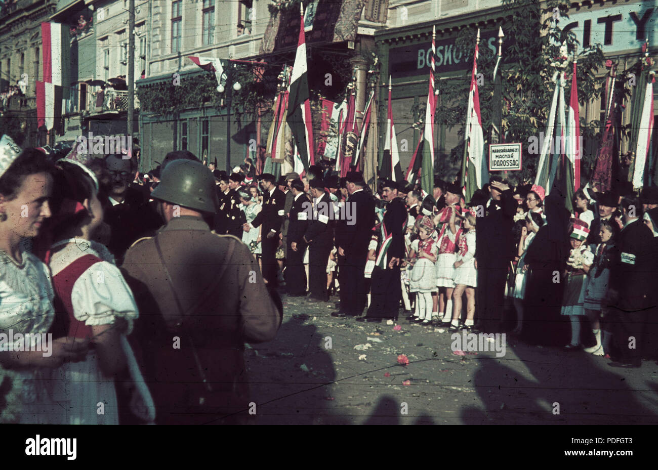 136 Fő tér (Piata Trandafirilor), ünneplők a Bolyai utca sarkánál álló ház előtt a magyar csapatok bevonulása idején. A felvétel 1940. szeptember 10-én készült. Fortepan 3958 Stock Photo