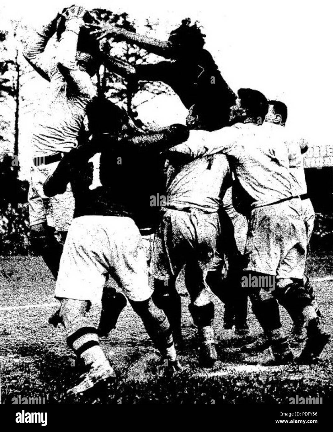 130 Finale du championnat de France de rugby 1931, saut de Barrère (foncé), qui essaie de ravir la balle d'un lyonnais Stock Photo