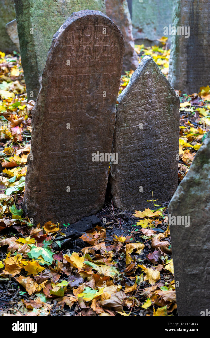 Multiple headstones hi-res stock photography and images - Alamy