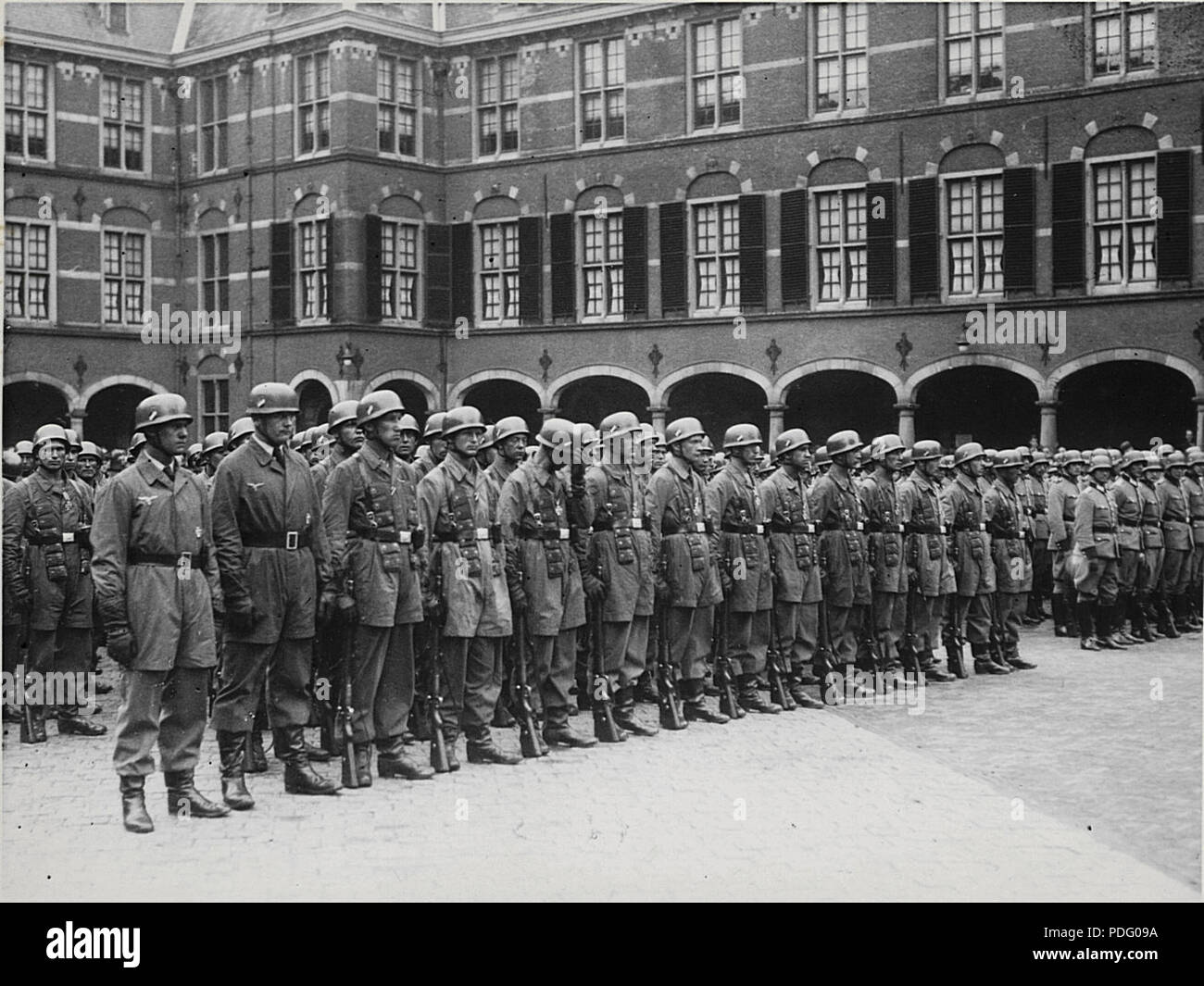 141 German paratroopers at the Inner Court, The Hague. May 1940 Stock Photo