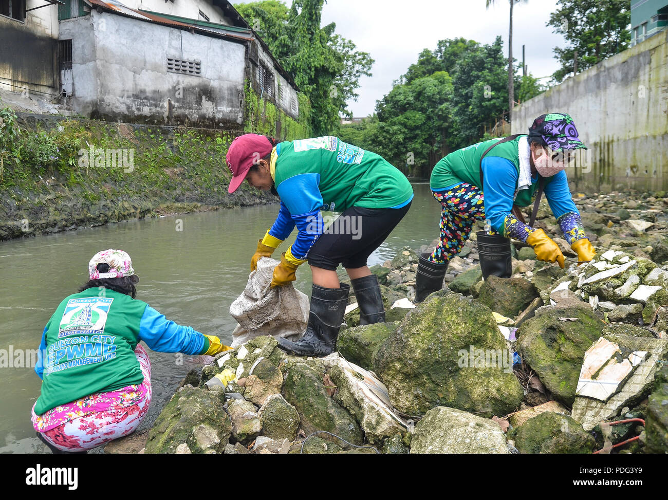 Quezon city Volunteers clean up and removing scattered waste under the bridge during the Clean-up operation by the Quezon City Environmental Protection and Waste Management Department (EPWMD's) Riverways Cleaning Operations Group (RCOG). (Photo by Robert Oswald Alfiler / Pacific Press) Stock Photo