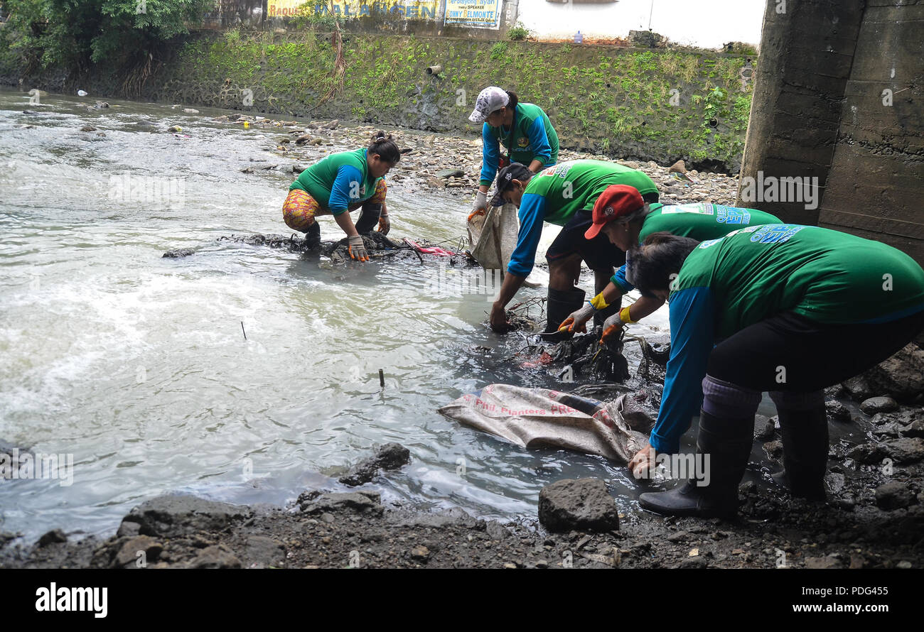 Quezon city Volunteers clean up and removing scattered waste under the ...