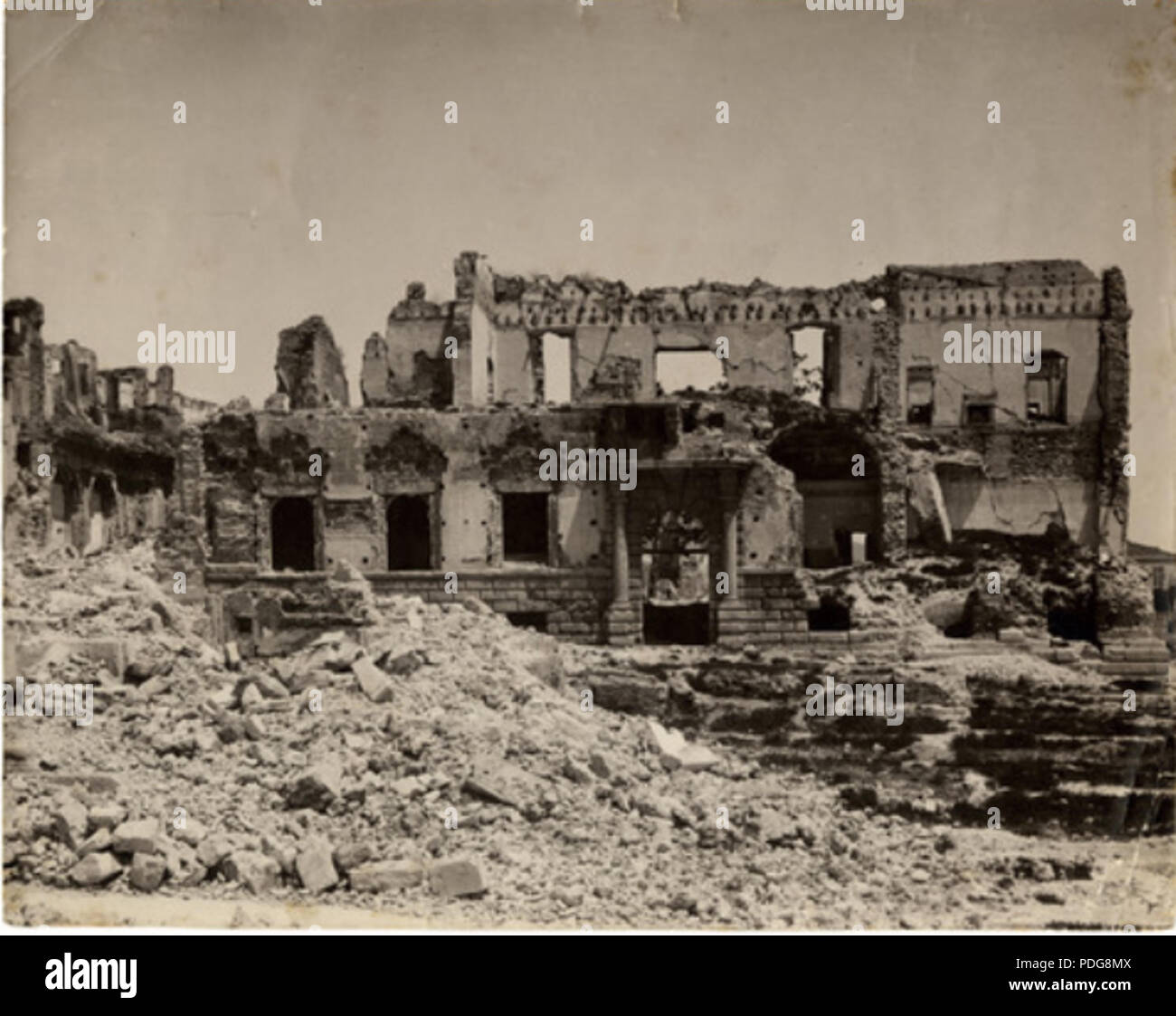 224 Messina, Palazzo Grano-Roccafiorita, facciata distrutta dal terremoto del 1908 Stock Photo