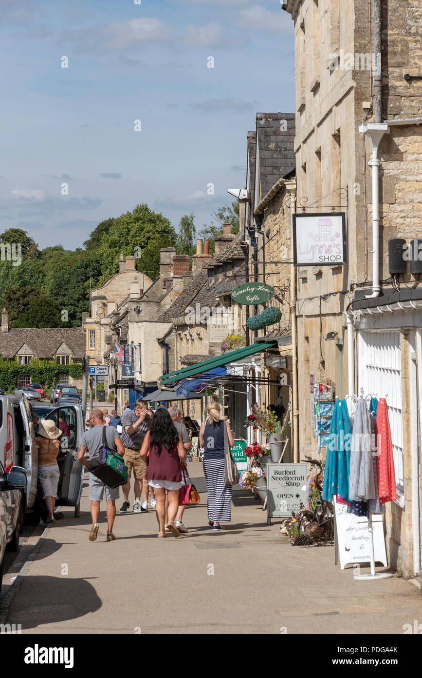 Burford, Oxfordshire, England, UK. Tourists enjoying the town centre activities,cafe, restaurant, shopping. Stock Photo