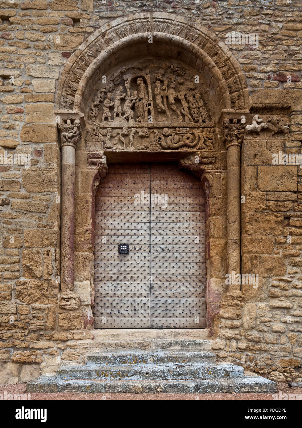 Anzy-le-Duc Burgund Prioratskirche erbaut 11-12 Jh. Portal in der südlichen Klostermauer im Tympanon links Anbetung der Könige rechts Sündenfall unten Stock Photo