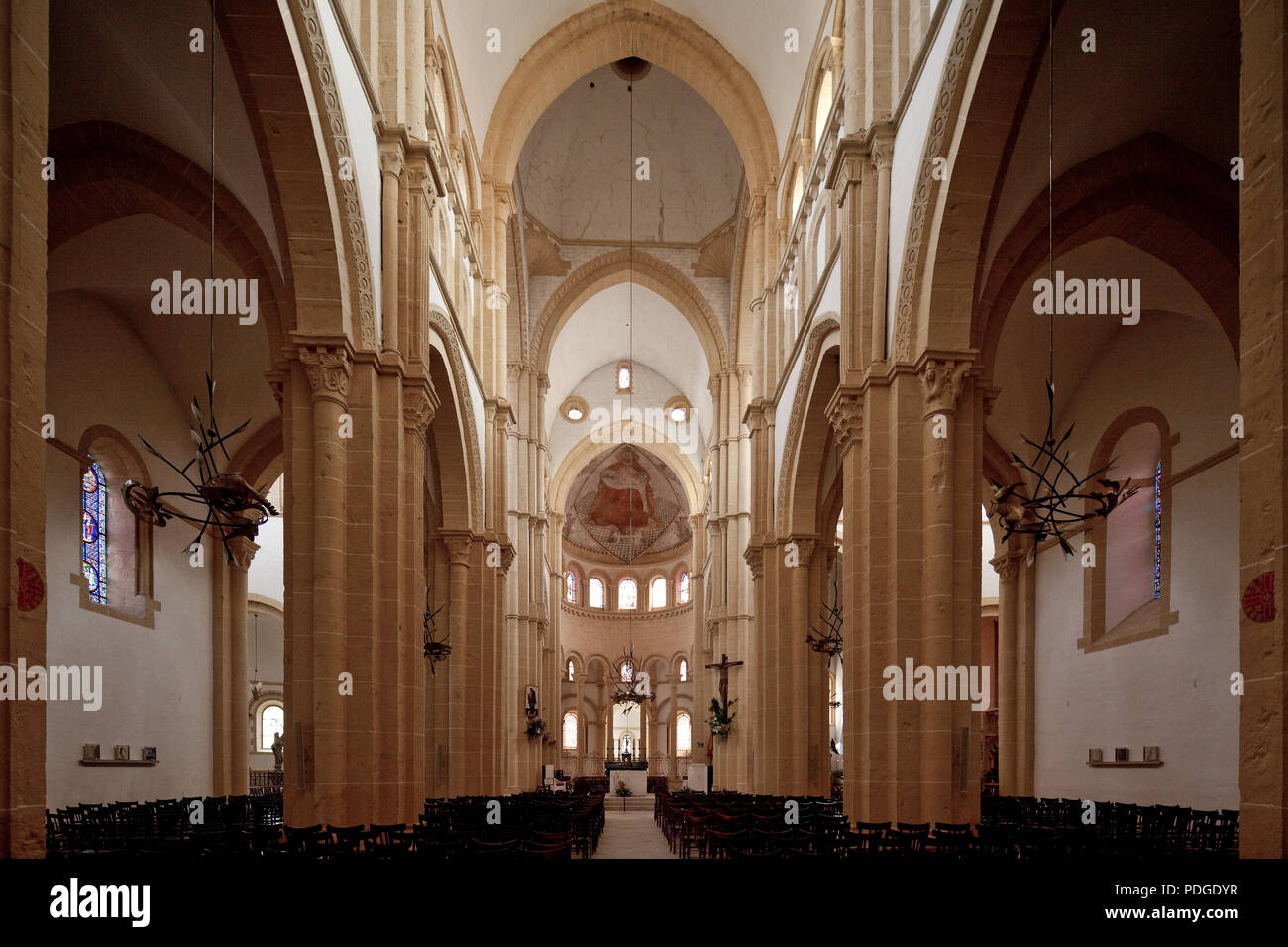 Frankr Paray-le Monial Burgund Basilika Sacre-Coeur Begonnen um 1100 Innenraum nach Osten Farbfassung 2005 nach dem Befund des 15 Jh Apsisfresko um 14 Stock Photo