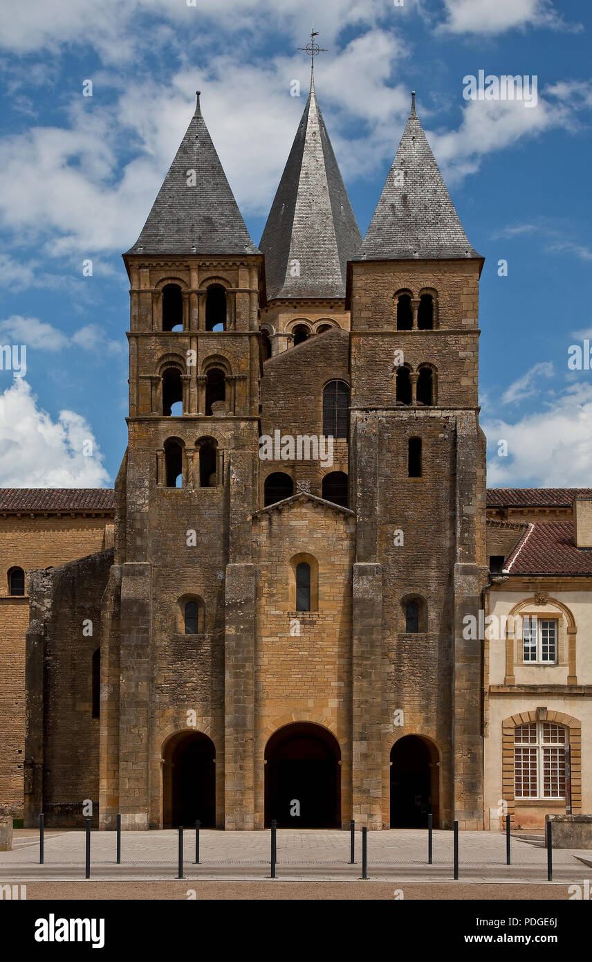 Paray-le Monial Burgund Basilika Sacre-Coeur  Begonnen um 1100 Narthex und Südturm 11 Jh rechts Klostergebäude 18 Jh Ansicht von Norden Stock Photo