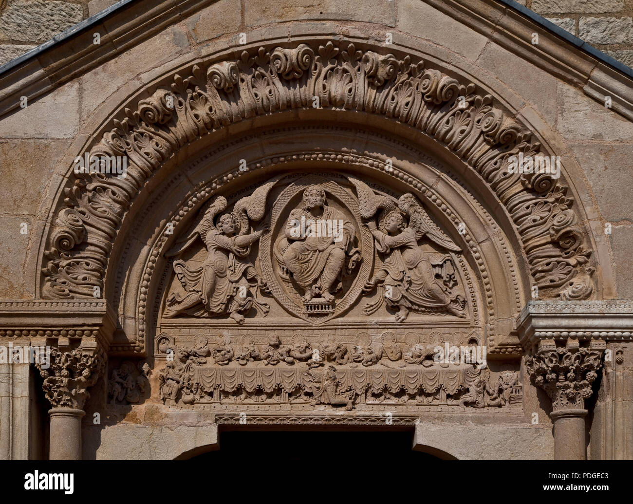 St-Julien-de-Jonzy Burgund Pfarrkirche Westportal 12 Jh Tympanon Christus in d Mandorla v Engeln getragen im Architrav Abendmahl u Fußwaschung Stock Photo