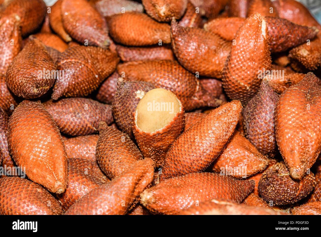 Salak fruit, salacca or snakefruit background Stock Photo - Alamy