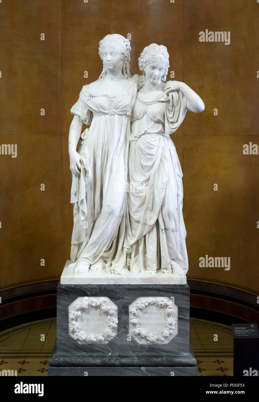 Saal mit Klassizistischen Skulpturen, Johann Gottfried Schadow: Doppelstandbild der Prinzessinnen Luise und Friederike von Preußen 1795-1797 Stock Photo
