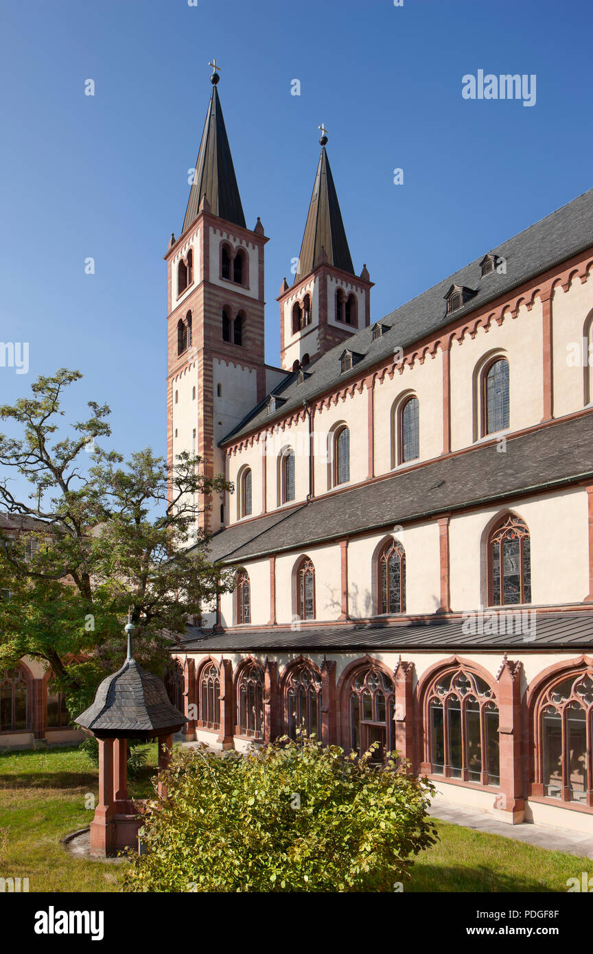 Der Würzburger Dom, Außenansicht mit Brunnen Stock Photo