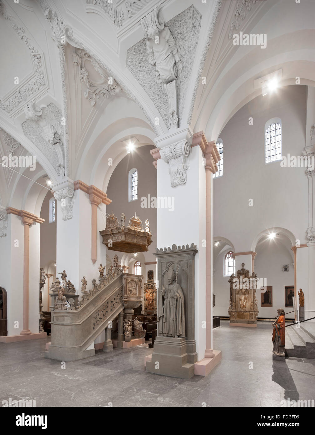 Der Würzburger Dom, Seitenschiff mit Kanzel Stock Photo - Alamy