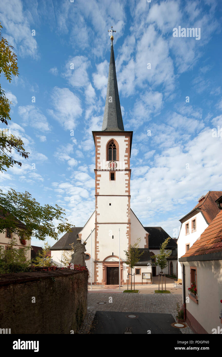 Thüngersheim, Pfarrkirche St. Michael. Außenansicht. Reste aus dem 13. Jahrhundert. Stock Photo