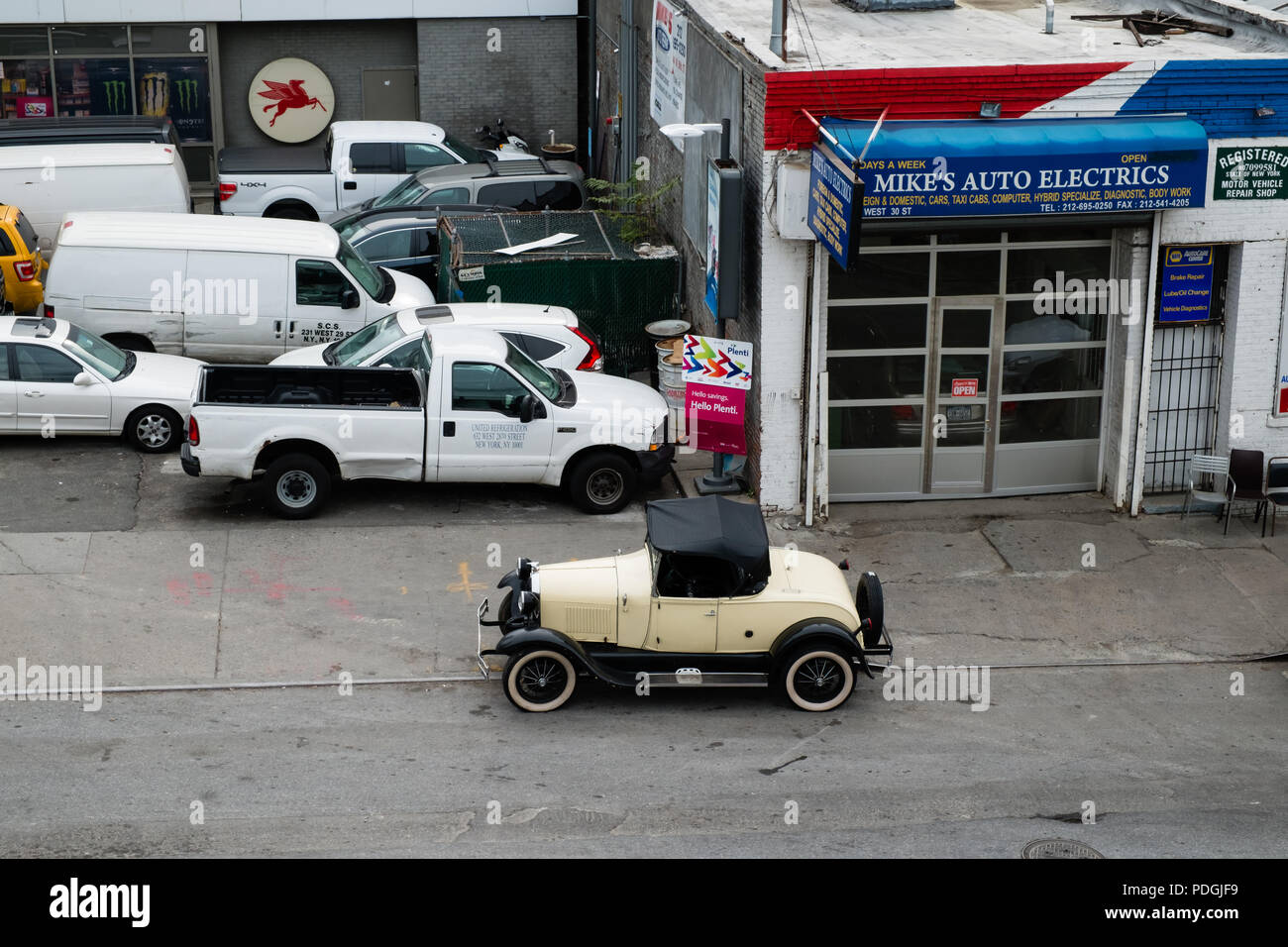 Ford Model A outside auto repair shop in New York Stock Photo
