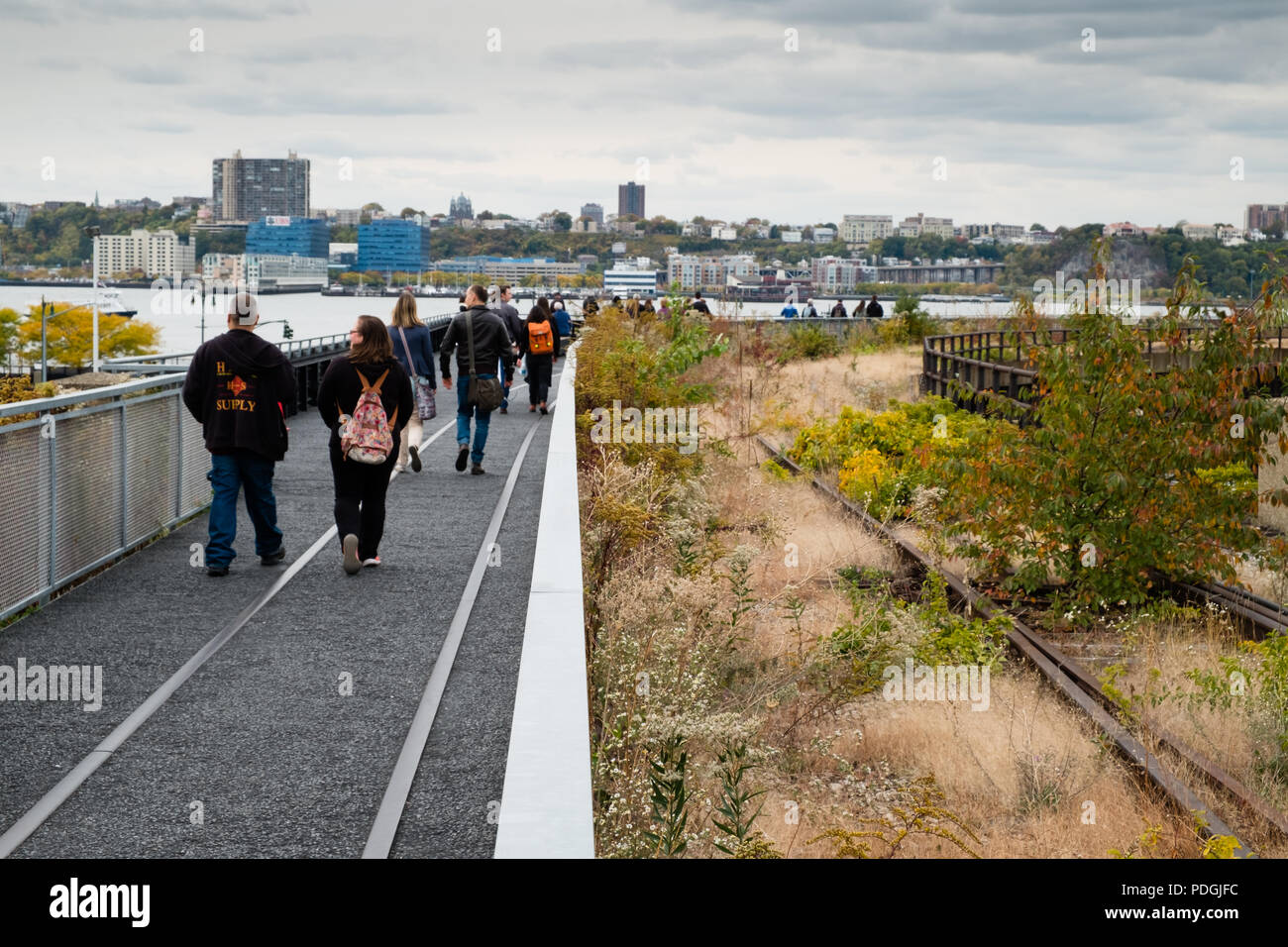 Tourists walking on the High Line, New York Stock Photo - Alamy