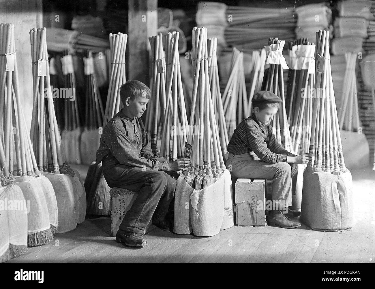 Boys in packing room, Brown Mfg. Co. Evansville, Ind, October 1908 Stock Photo