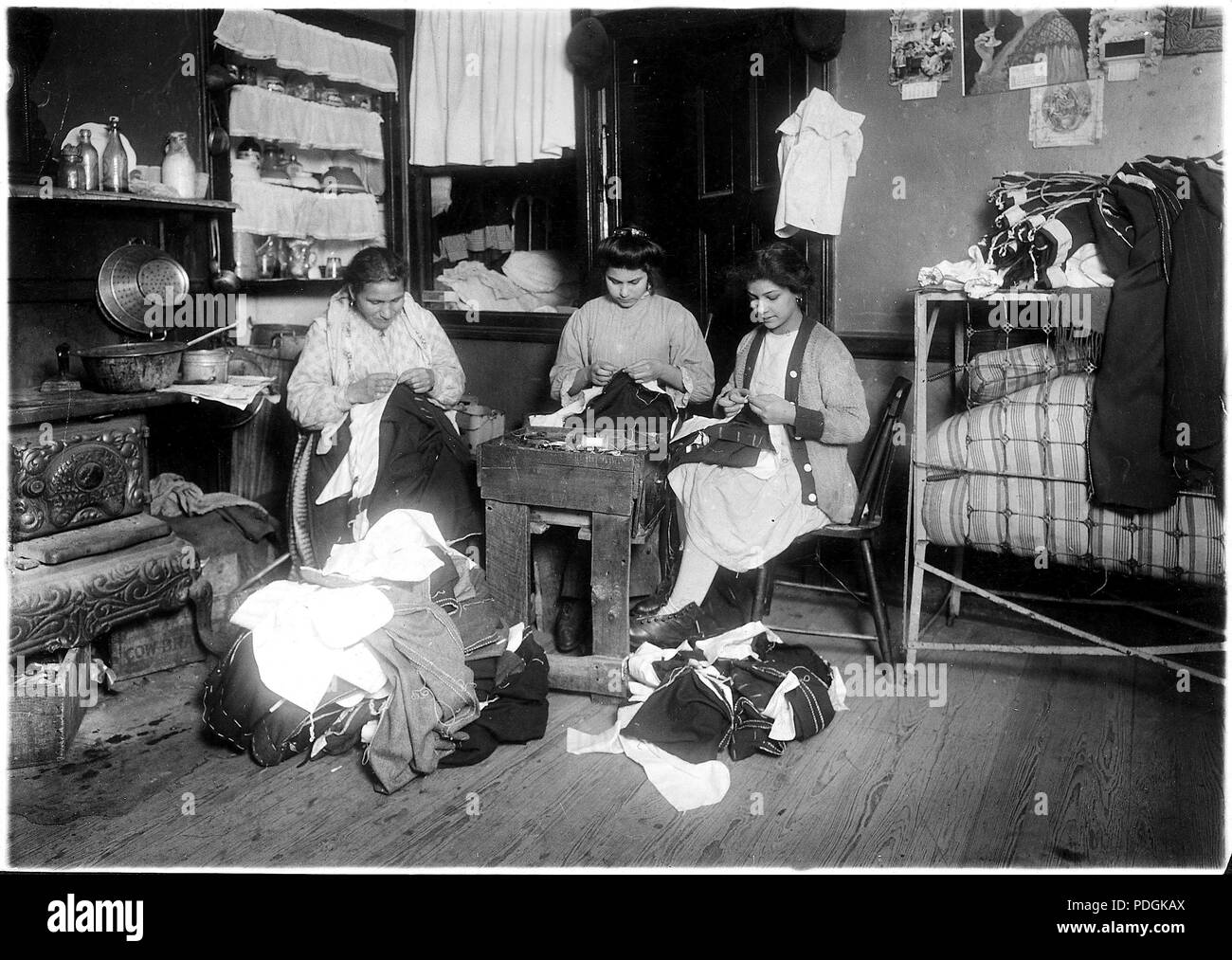 Family finishing pants. None of them spoke English. New York City, March 1912 Stock Photo