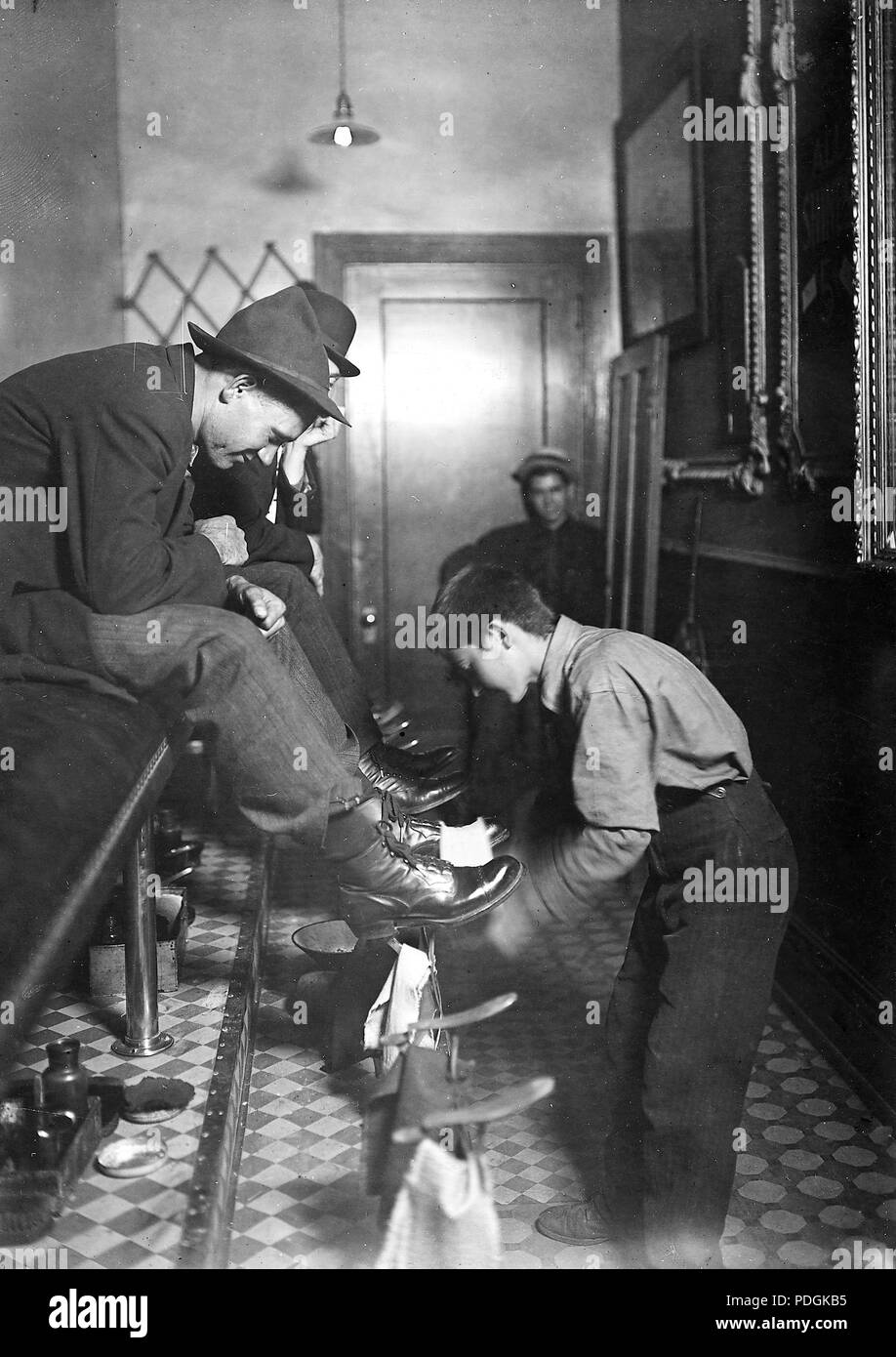 Greel's Shoe-Shining Parlor. Said he was 15 years old. Works some nights until 11 P.M. Indianapolis, Ind, August 1908 Stock Photo
