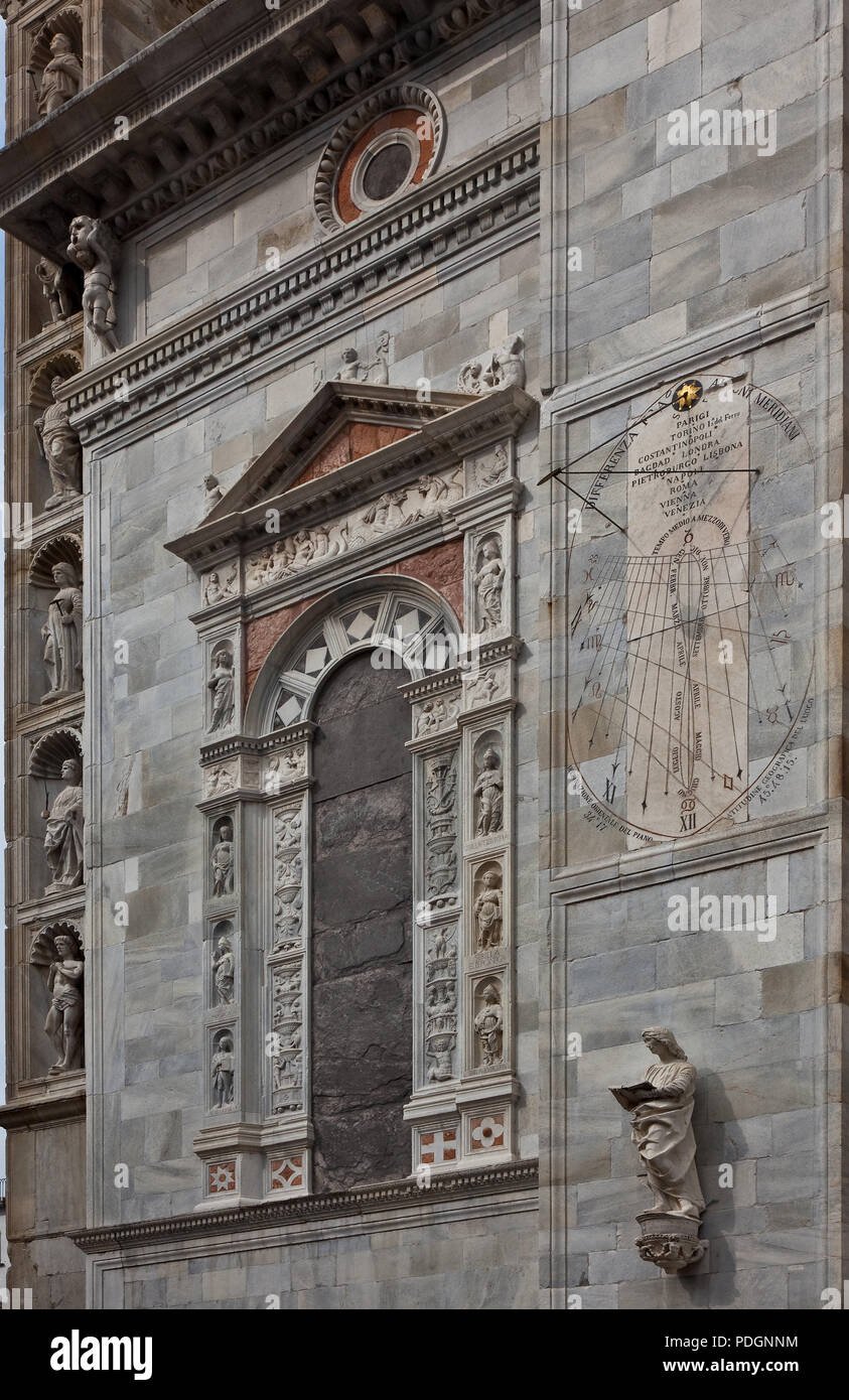 Italien Como Dom übergiebeltes Blendfenster an der Südseite des Westbaus um1500 begleitet von Heiligenfiguren in Nischen Stock Photo