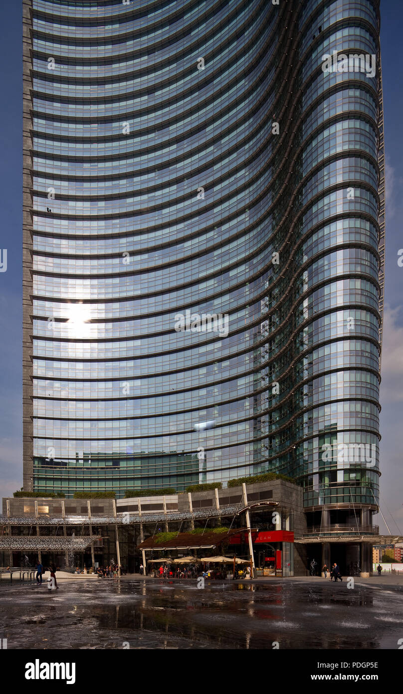 Italien Milano Mailand Torre UniCredit von Caesar Pelli erbaut 2009-12 Höhe 231 m gelegen an der Piazza Gae Aulenti unterer Bereich mit Wasserspiel Stock Photo