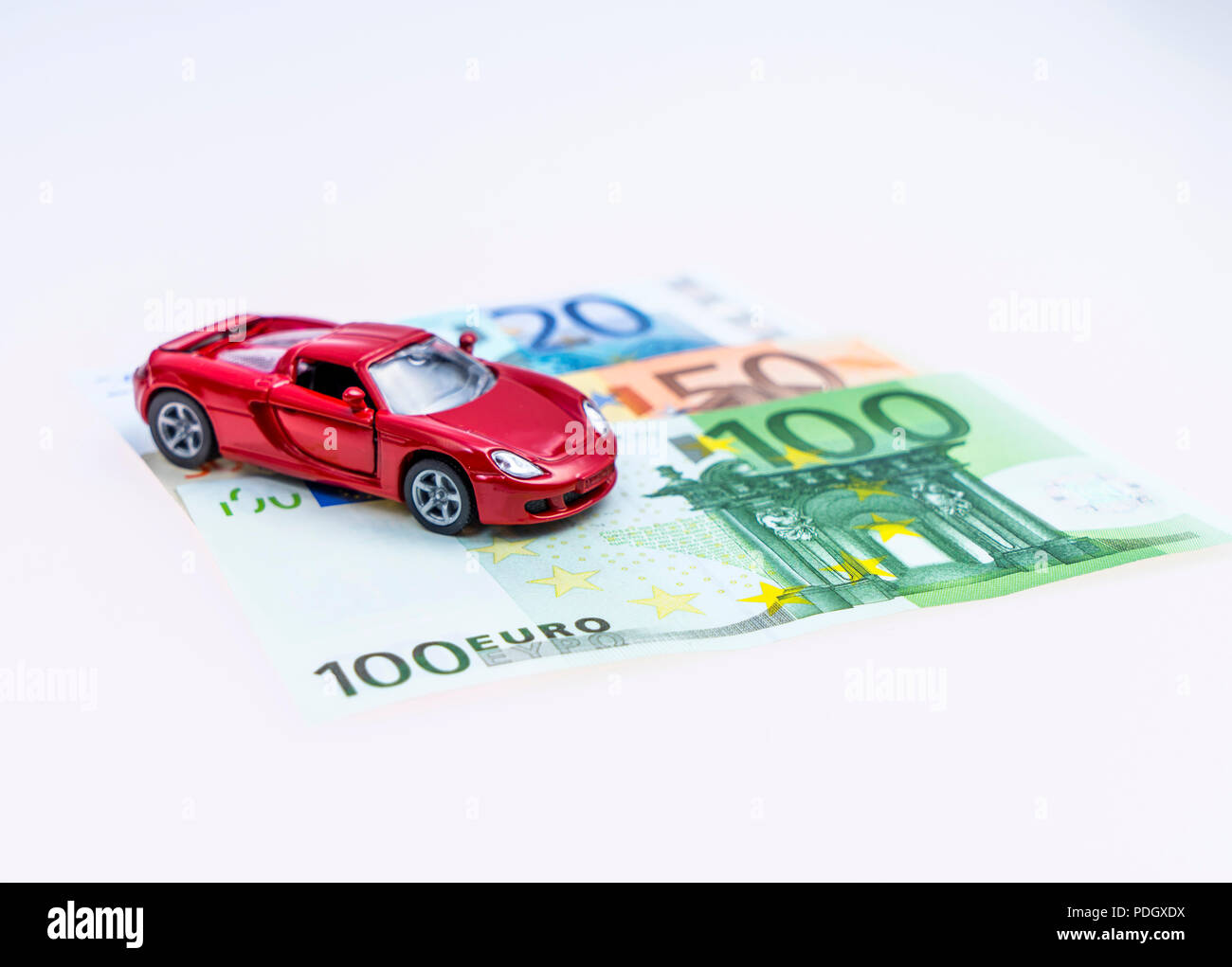 Modellauto und Euro Scheine, Studioaufnahme Stock Photo