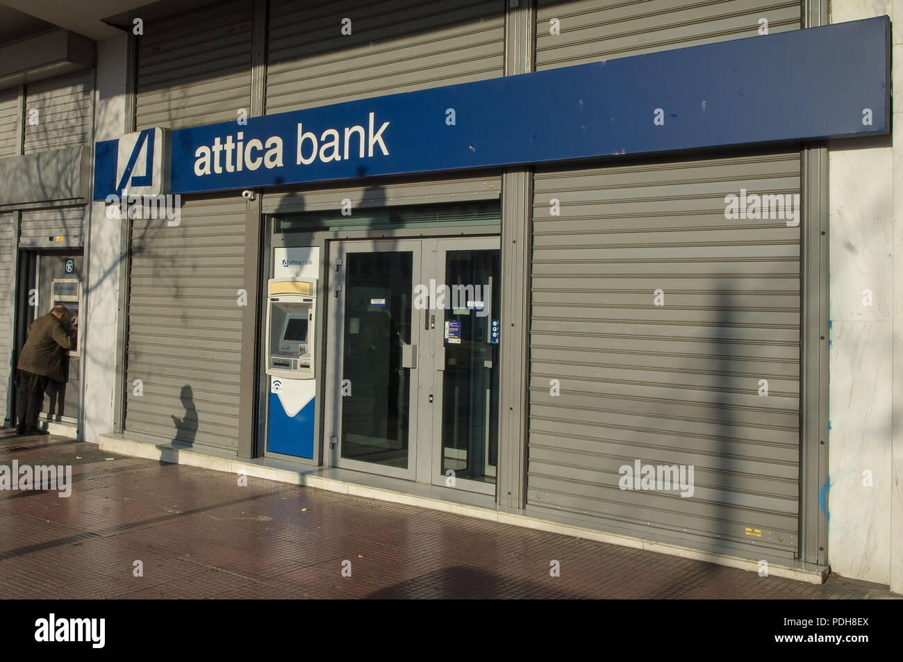 People using atms hi-res stock photography and images - Page 2 - Alamy