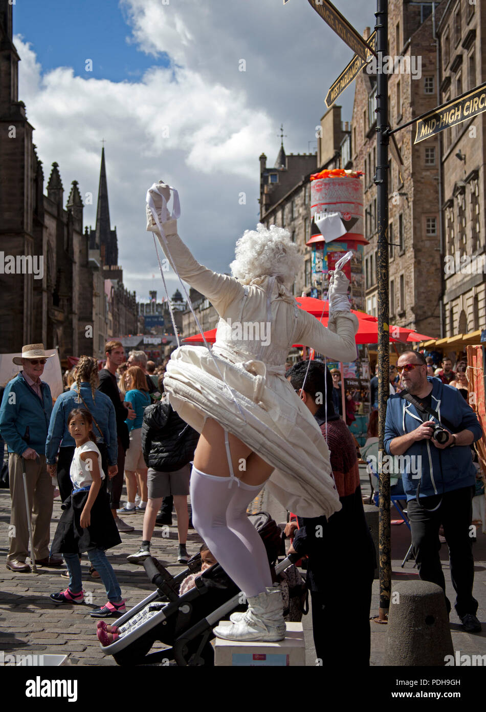 Edinburgh, Scotland, UK.9 August 2018. Sunny day at Edinburgh Festival Fringe in the Royal Mile and the Mound where some colourful characters entertained the audiences on the 6th day of the festival, Stock Photo