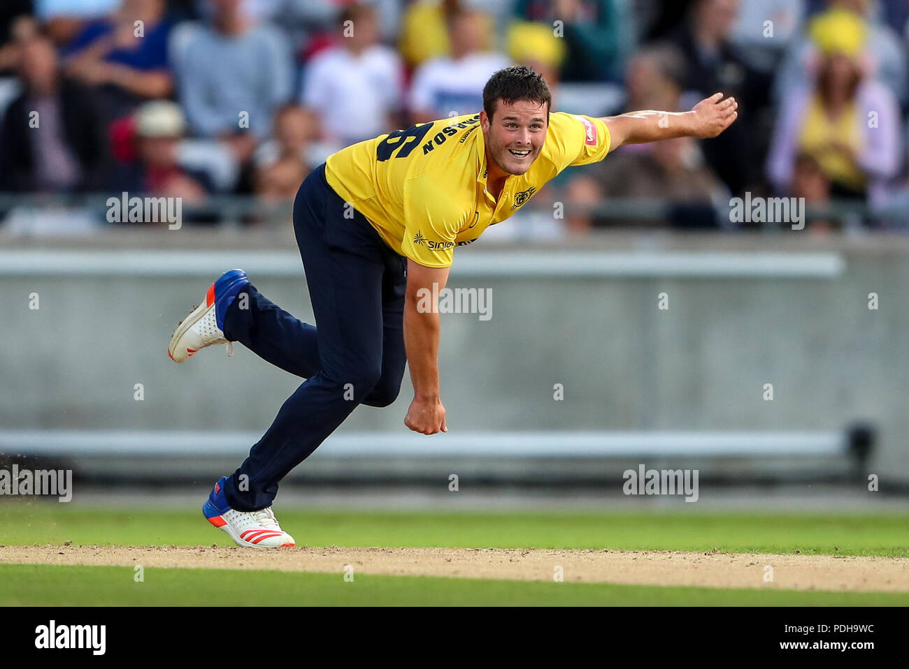 Edgbaston, Birmingham, UK. 9th Aug, 2018. Vitality Blast T20 Cricket, Birmingham Bears versus Notts Outlaws; Aaron Thomason of Birmingham Bears bowls the ball that takes the wicket of Samit Patel of Notts Outlaws as he is caught by Jeetan Patel Credit: Action Plus Sports/Alamy Live News Stock Photo
