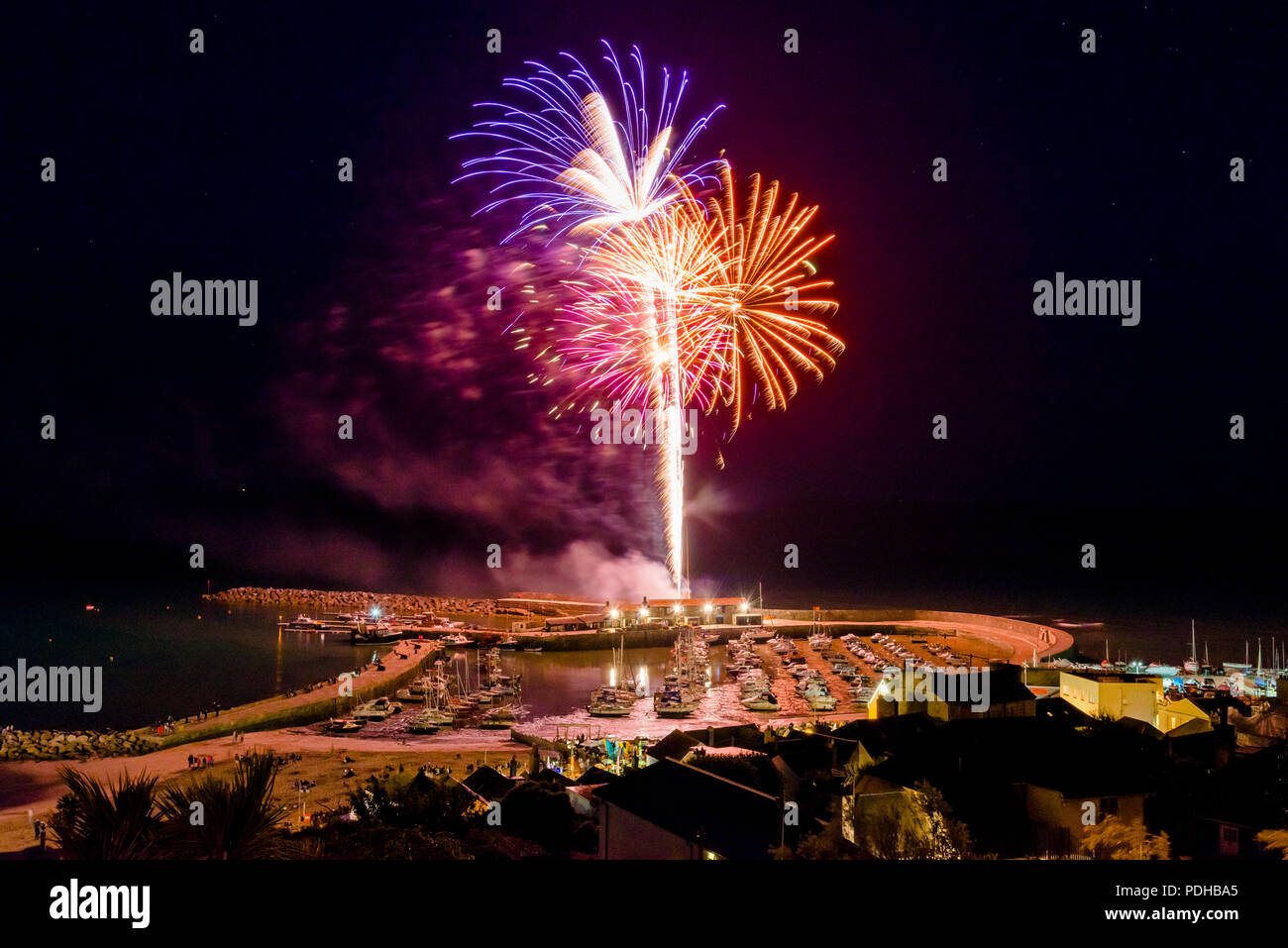 Lyme Regis, Dorset, UK. 9th August 2018. A spectacular firework display